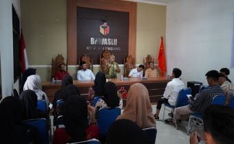 Koordinator Divisi Pencegahan, Partisipasi Masyarakat, dan Hubungan Masyarakat Bawaslu Sumsel, Massuryati saat memberikan arahan sekaligus membuka kegiatan Pendidikan Pengawas Partisipatif (P2P) tatap muka tahun 2026 di kantor Bawaslu kota Palembang, Kamis (18/6/2026).