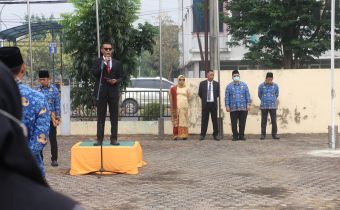 Anggota Bawaslu Sumsel Ardiyanto saat menjadi pembina pada Upacara Peringatan Hari Sumpah Pemuda ke-98 Tahun 2026 dengan tema "Patriotik, Gigih, Berempati: Pemuda untuk Indonesia" di halaman Kantor Bawaslu Sumsel, Rabu (28/10/2026). 