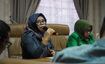Ketua Bawaslu Sumsel Massuryati memberikan sambutan pada audiensi dari Fakultas Hukum Universitas Muhammadiyah Palembang dalam rangka rencana penyelenggaraan Seminar Nasional Hybrid bertajuk "Menata Desain Pemilu Indonesia Menuju Pemilu 2029 Berintegritas", Senin (26/10/2026).