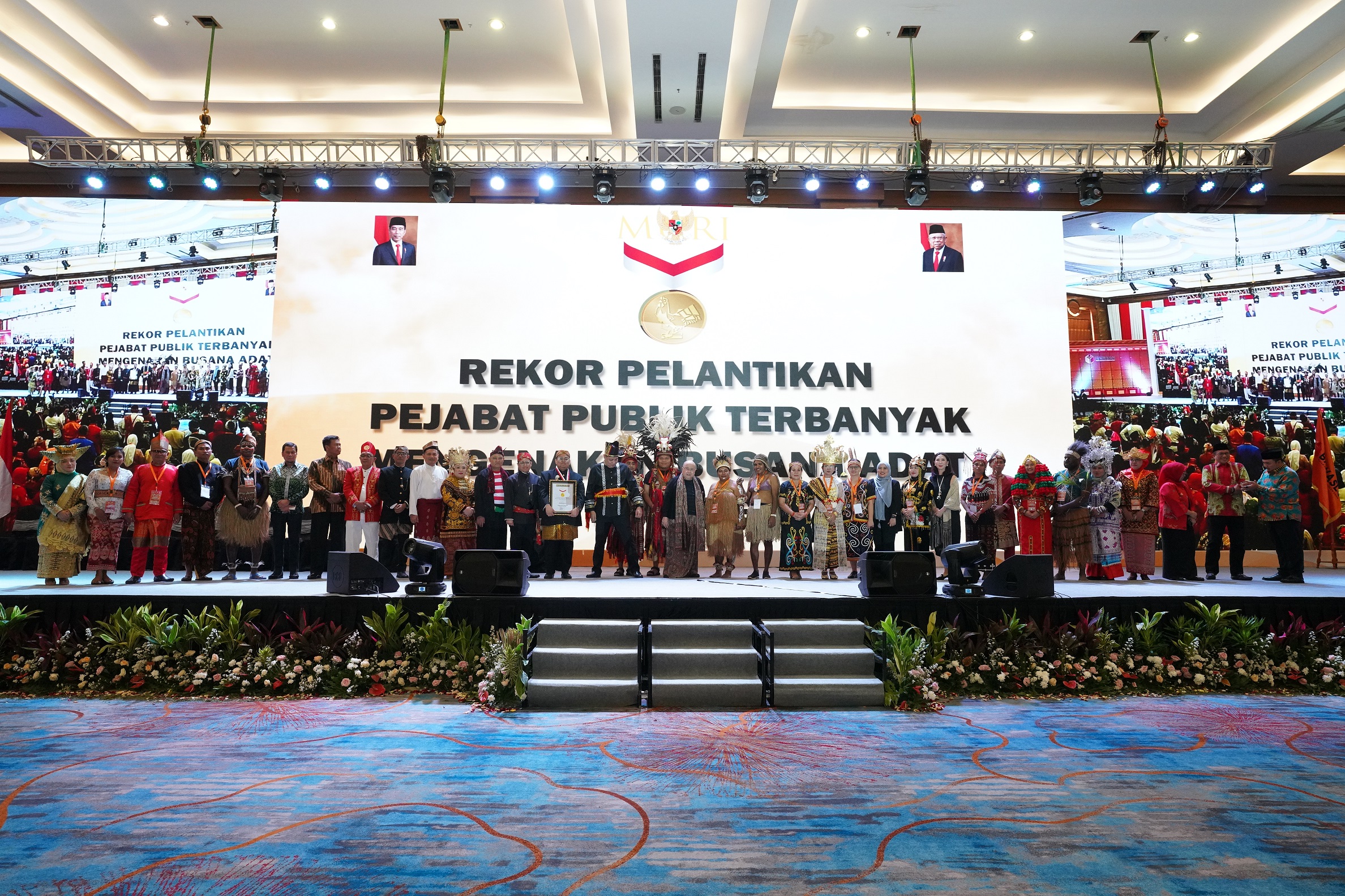 KENAKAN BAJU ADAT, 67 ANGGOTA BAWASLU KABUPATEN/KOTA SE-SUMSEL IKUT PECAHKAN REKOR DUNIA