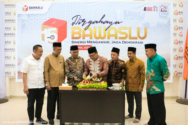 HUT BAWASLU KE-15, BAWASLU SUMSEL GELAR PEMOTONGAN TUMPENG
