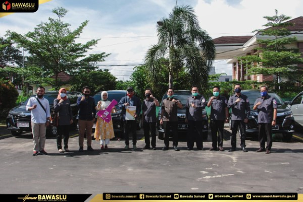 Ketua Bawaslu Sumsel Serahkan Secara Simbolis Kendaraan Operasional Pimpinan Bawaslu Kabupaten / Kota Se-Sumatera Selatan