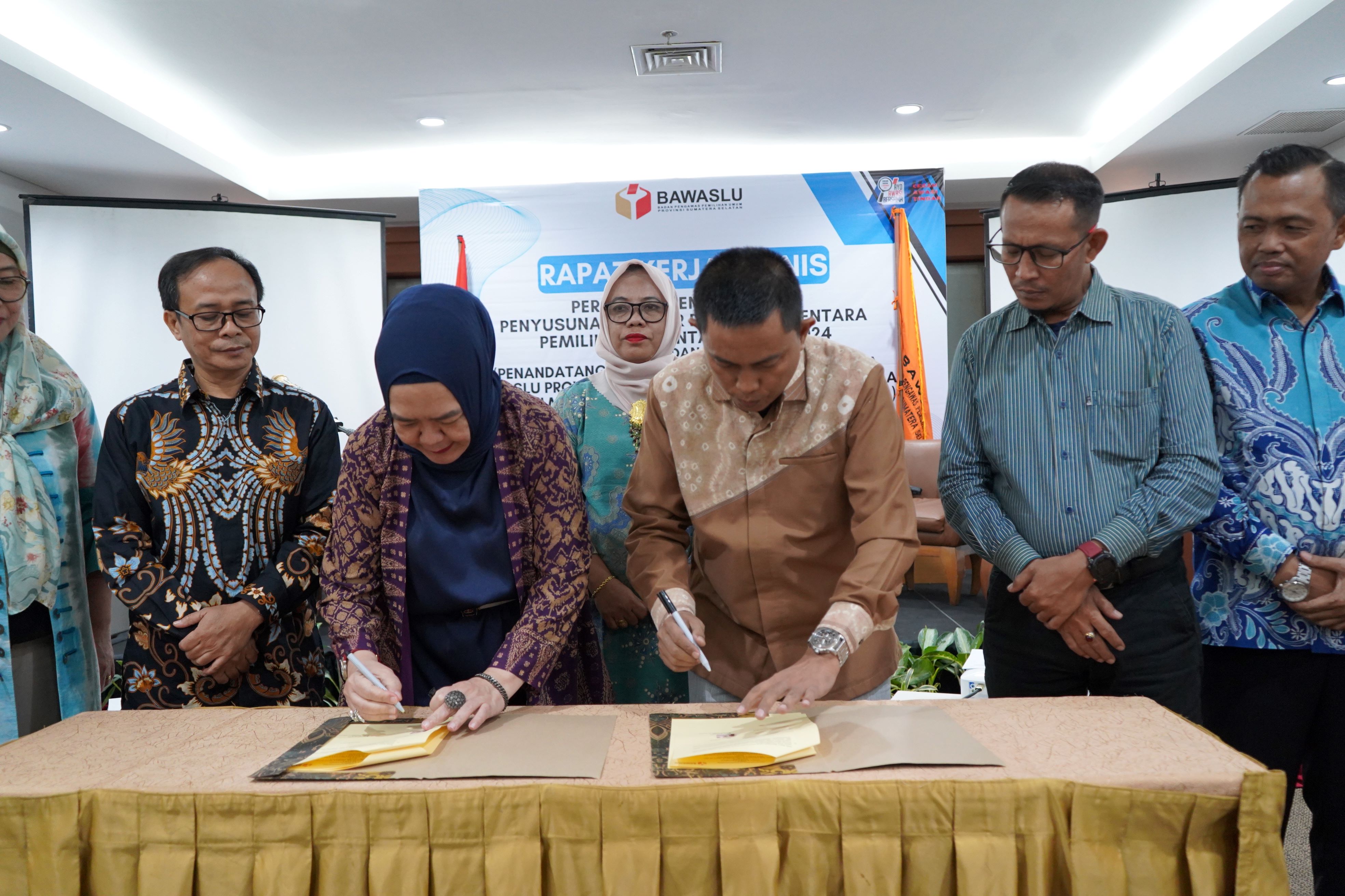 BERSAMA STISIPOL CANDRADIMUKA, BAWASLU SUMSEL TEKEN PERJANJIAN KERJA SAMA