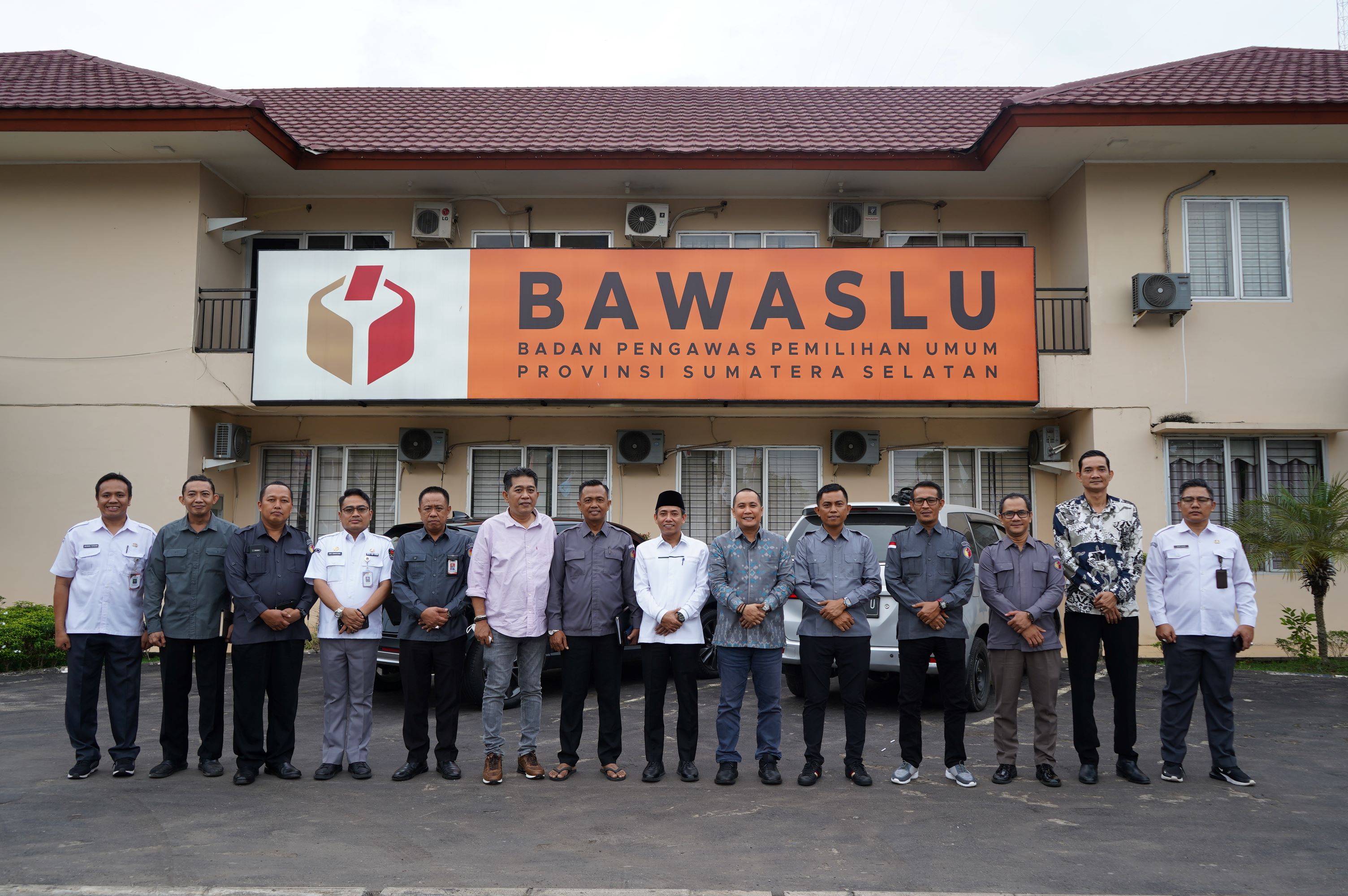 TINGKATKAN SINERGITAS ANTAR PENYELENGGARA PEMILU, BAWASLU SUMSEL TERIMA AUDIENSI KPU