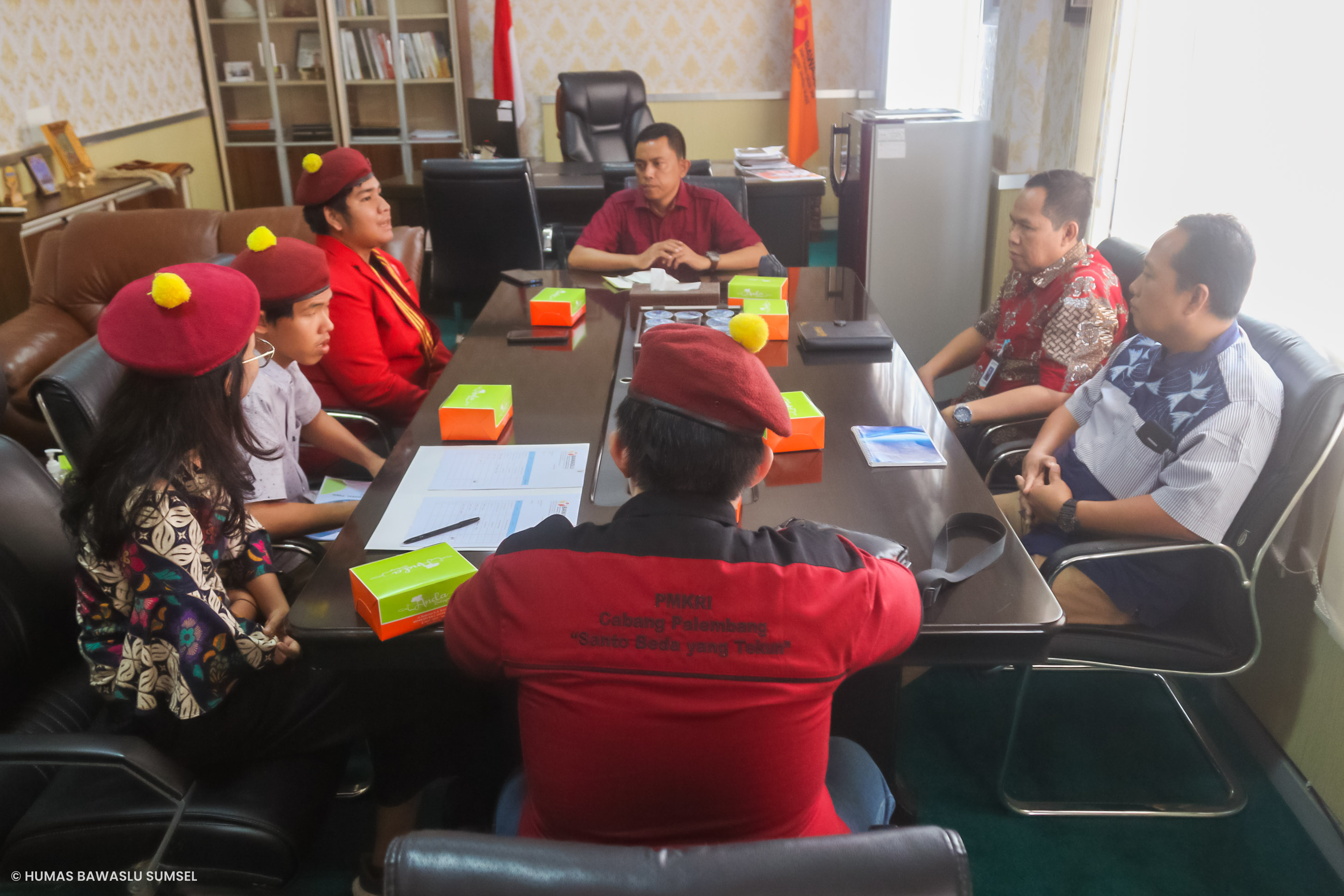 BAHAS PENGELOLAAN SAMPAH LOGISTIK PEMILU, BAWASLU SUMSEL TERIMA AUDIENSI PMKRI