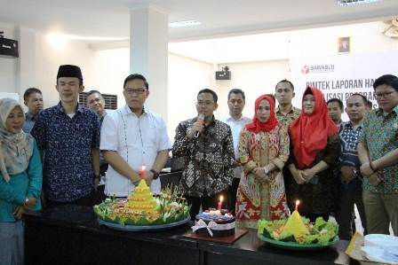 Bawaslu Sumsel Beri Kejutan Komisioner Bawaslu Kabupaten / Kota Se-Sumatera Selatan di Hari Jadi yang Pertama Bawaslu Kabupaten/Kota Se-Indonesia