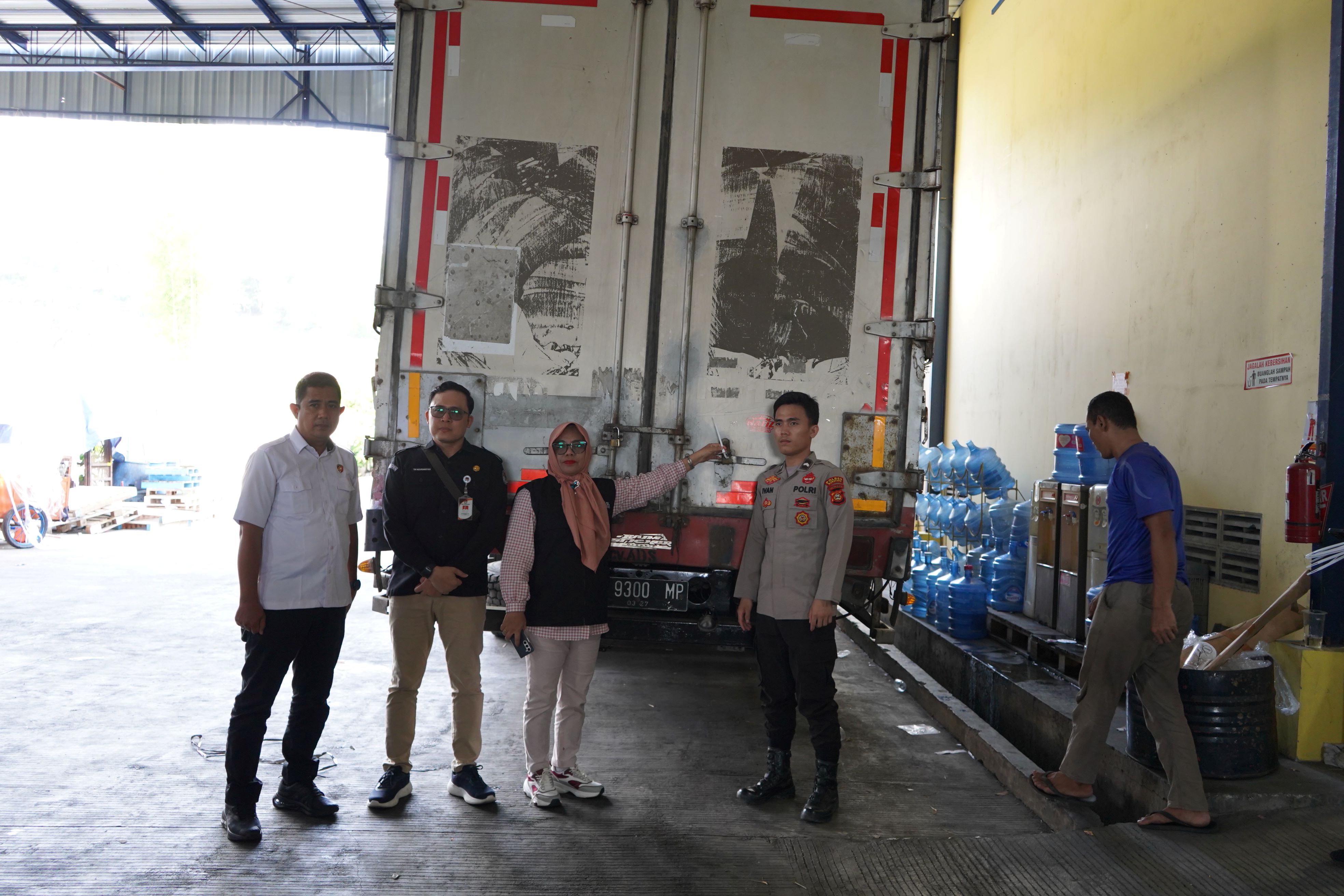 Massuryati Awasi Langsung Distribusi Logistik di PT. Temprina Media Grafika Semarang