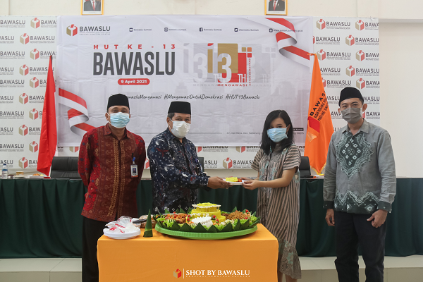 Potong Tumpeng secara Virtual, Bawaslu Sumsel Peringati HUT ke-13 Bawaslu dengan khidmat