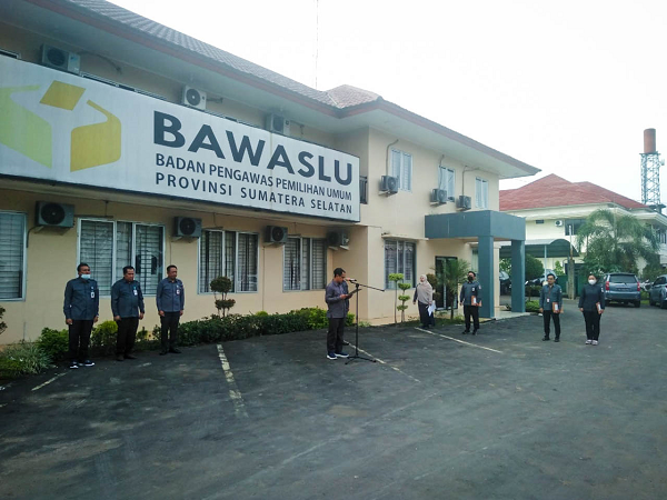 APEL PERDANA TAHUN 2023, NAAFI AJAK SEKRETARIAT BAWASLU SUMSEL TINGKATKAN KINERJA