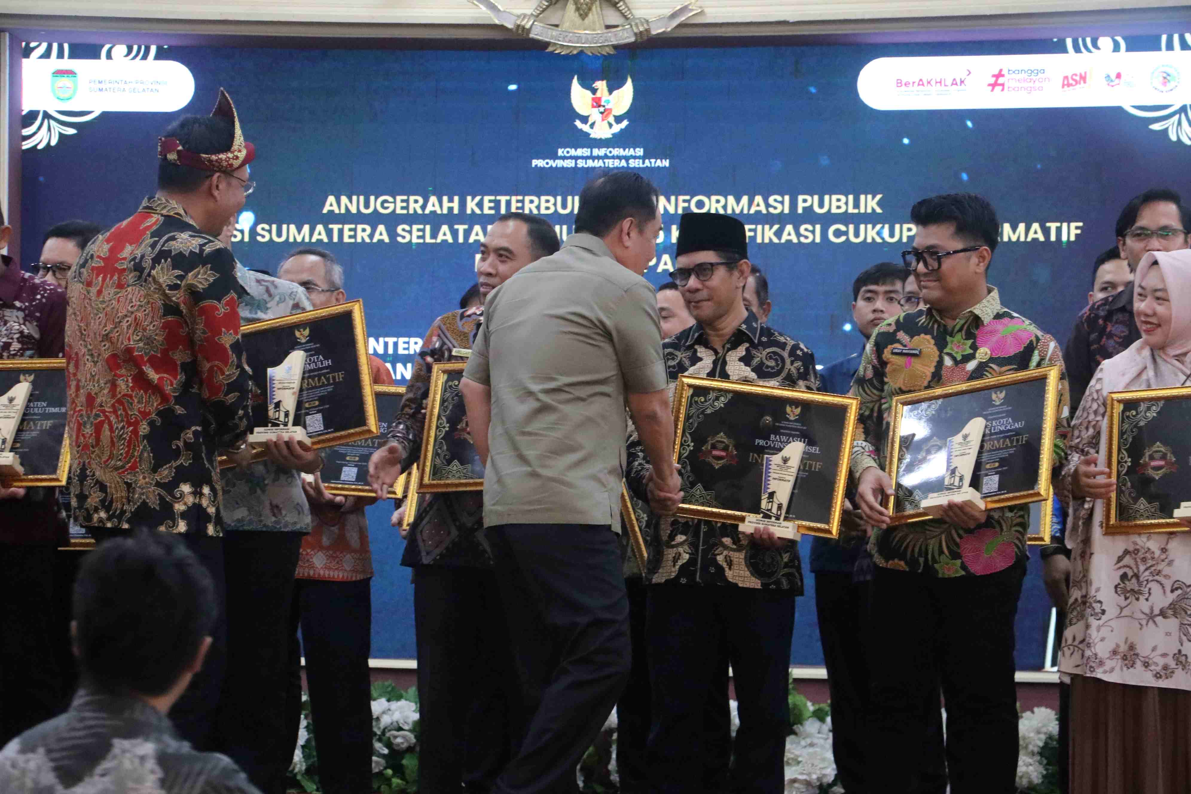 Plt ketua Bawaslu Sumsel saat menerima penghargaan Anugerah Keterbukaan Informasi Publik Provinsi Sumatera Selatan Tahun 2025 yang digelar di Griya Agung, Palembang, Kamis (13/2/2026).