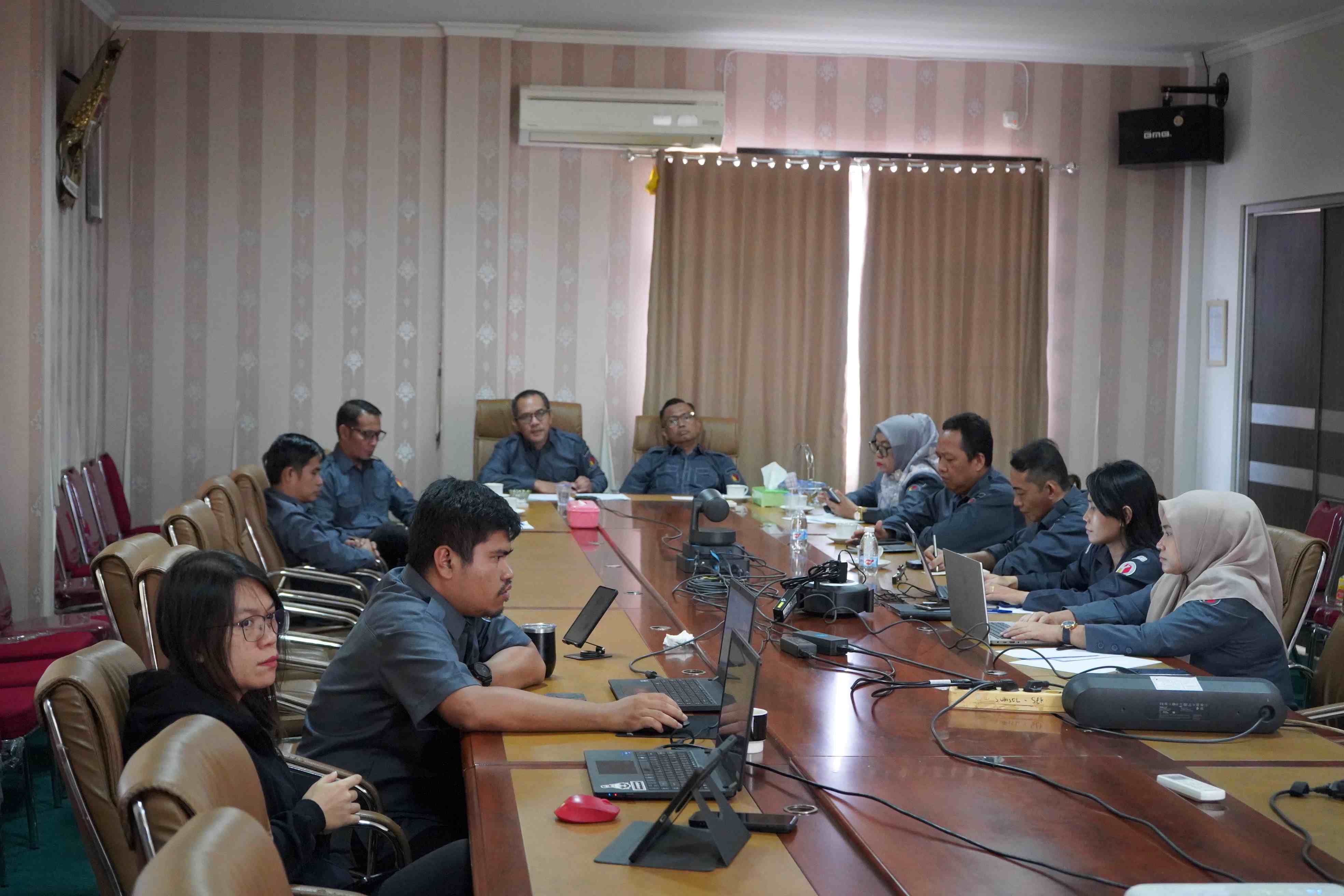 Bawaslu Sumsel saat melakukan rapat koordinasi secara daring  bersama jajaran Bawaslu Kabupaten/Kota se-Sumsel pada Senin (2/2/2026)