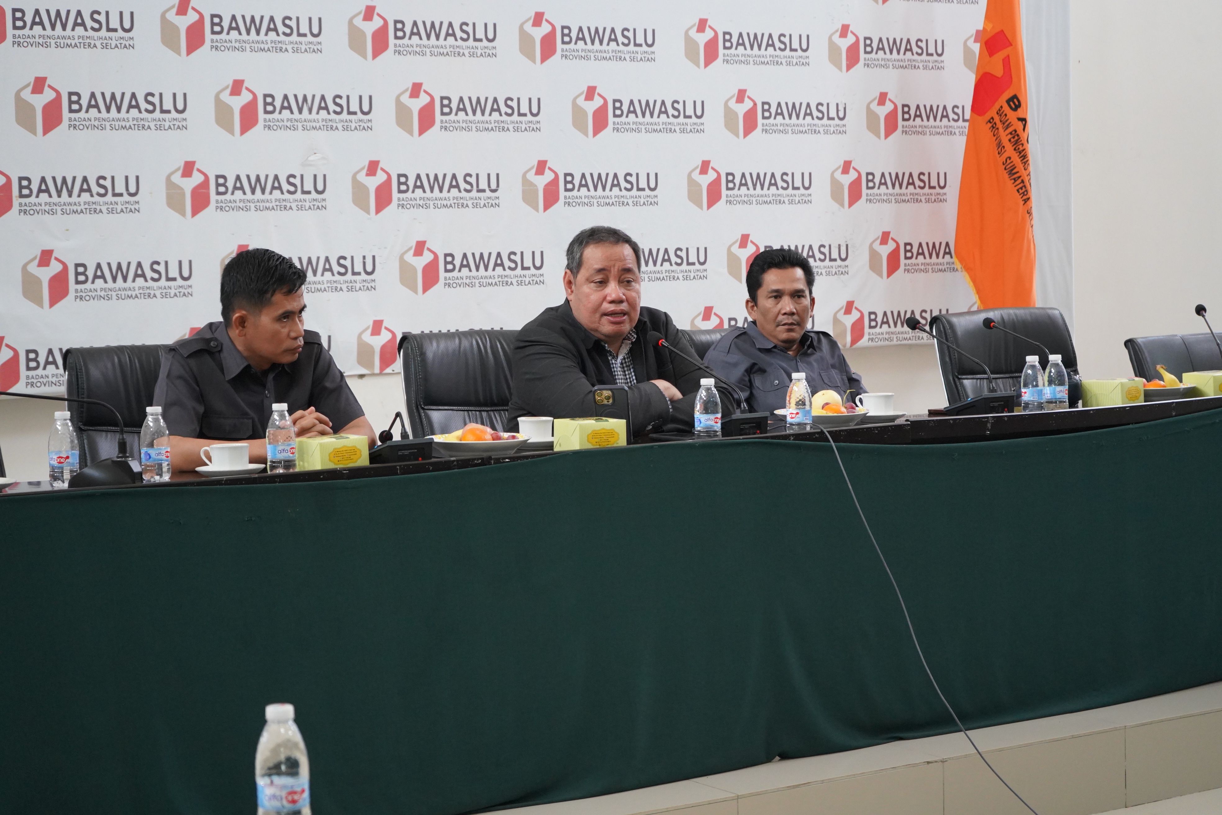 Anggota Bawaslu RI, Herwyn J.H. Malonda, saat memberi arahan kepada Bawaslu Kabupaten/Kota se-Sumsel secara daring dan luring di Aula Bawaslu Sumsel, Selasa (21/4/2026). 