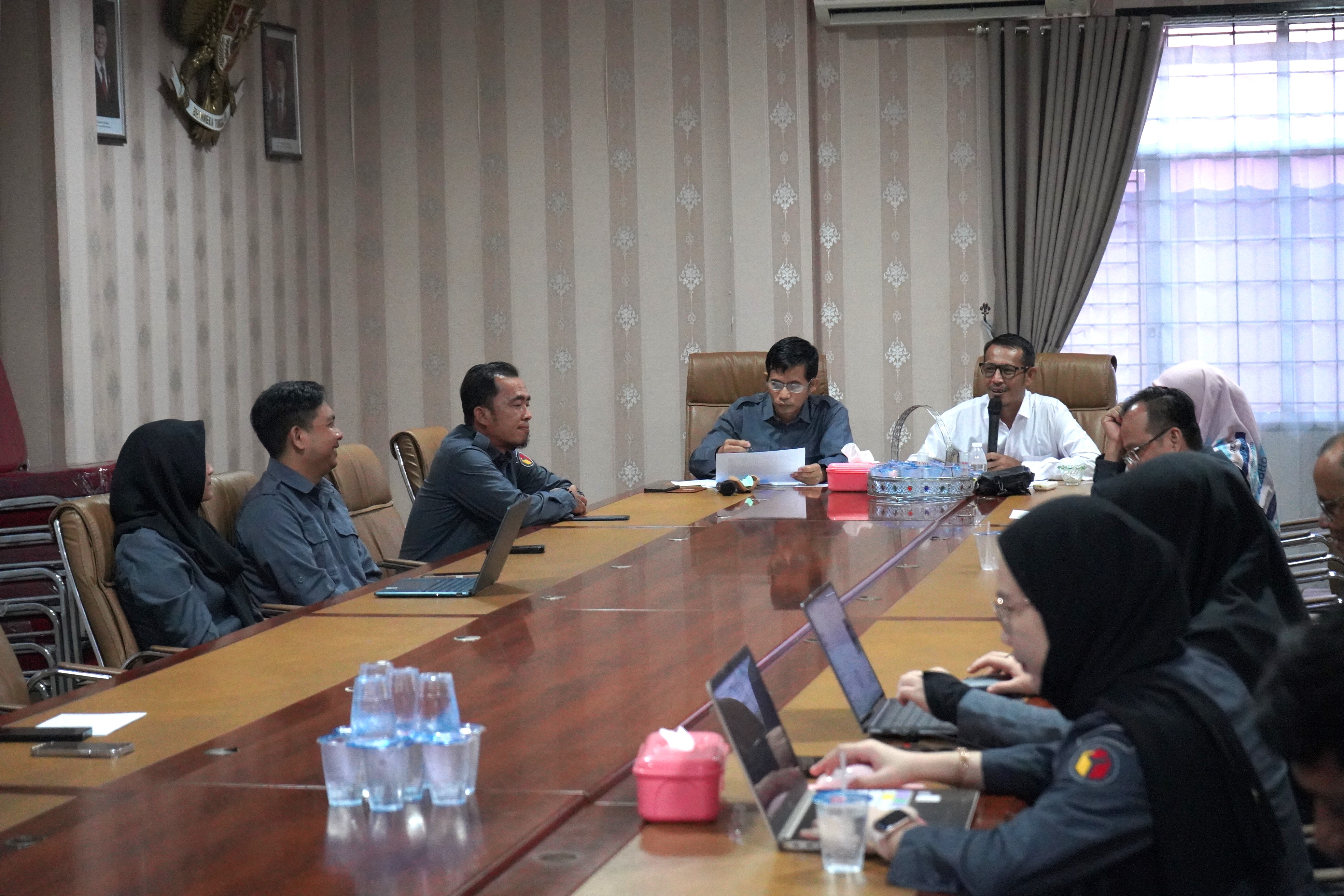 Arahan dari Anggota Bawaslu Sumsel Saat Rapat Penguatan Kelembagaan Divisi SDM, Organisasi, dan Pelatihan di ruang rapat Bawaslu Sumsel, Senin (18/5/2026). 