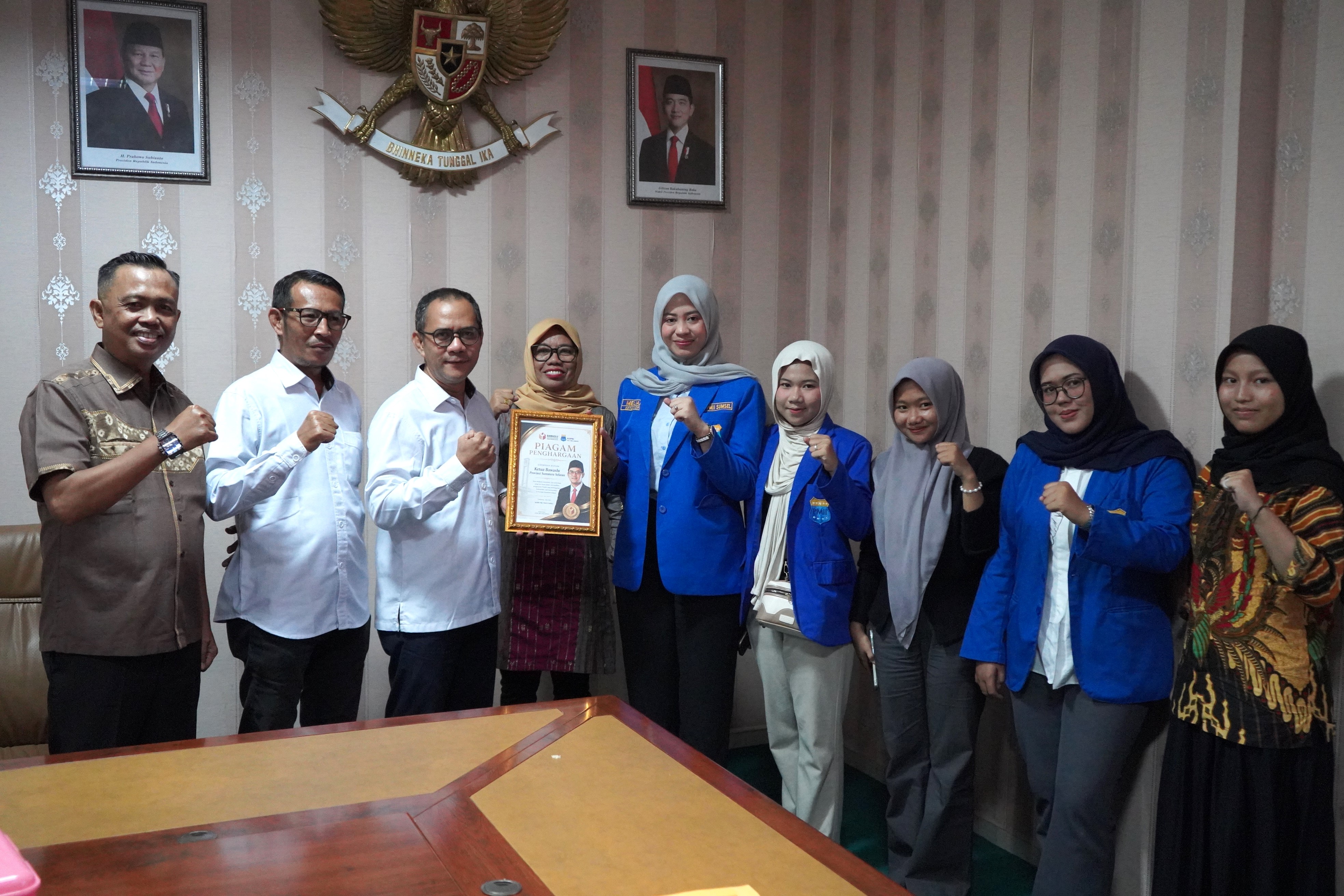 Foto Bersama Pimpinan Bawaslu Sumsel dan PKC PMII Sumsel