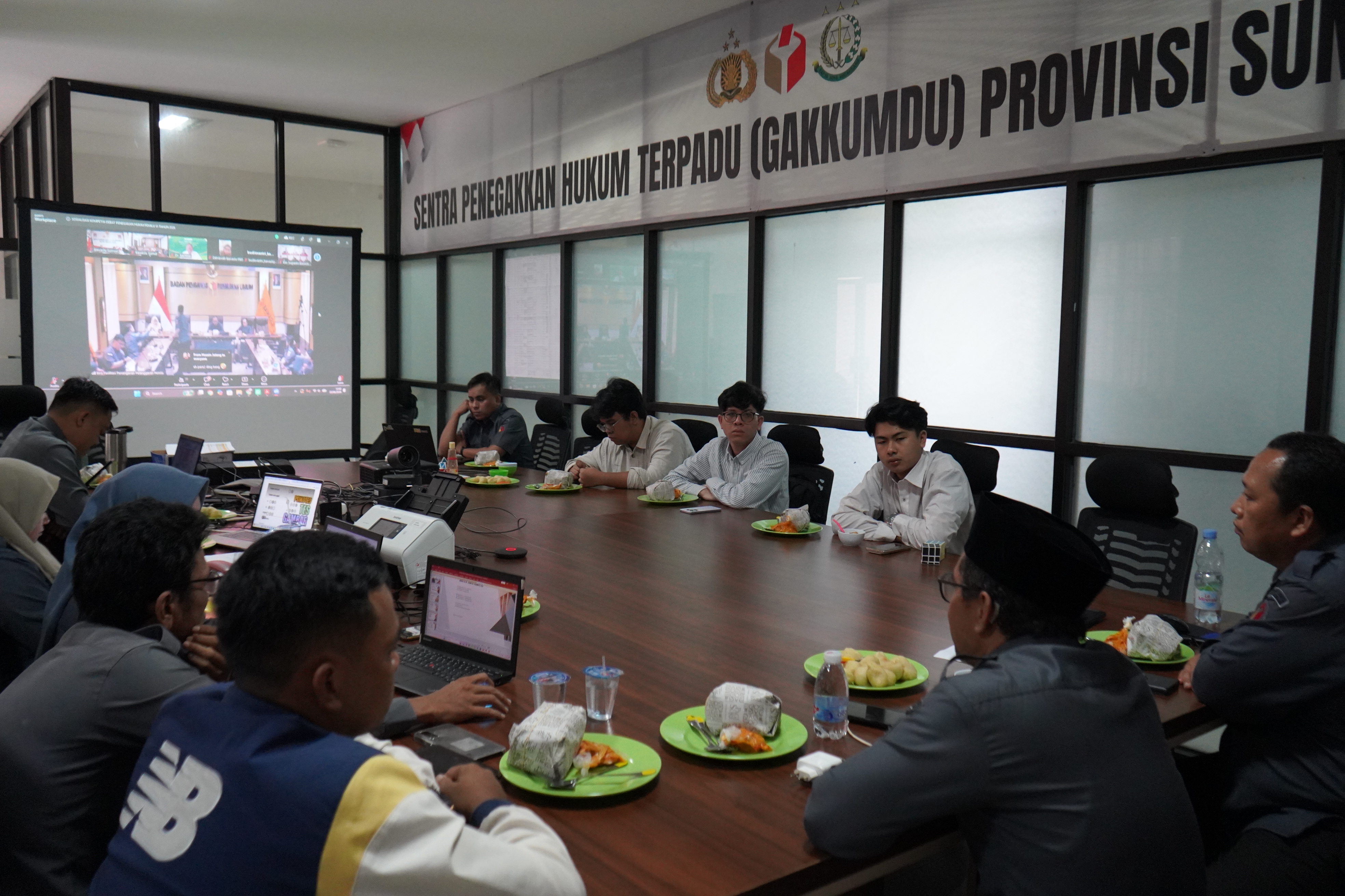 Plt Ketua Bawaslu Sumsel, Ahmad Naafi saat menghadiri undangan Sosialisasi Pelaksanaan Kompetisi Debat Penegakan Hukum Pemilu VI tahun 2026 melalui Zoom Meeting. 
