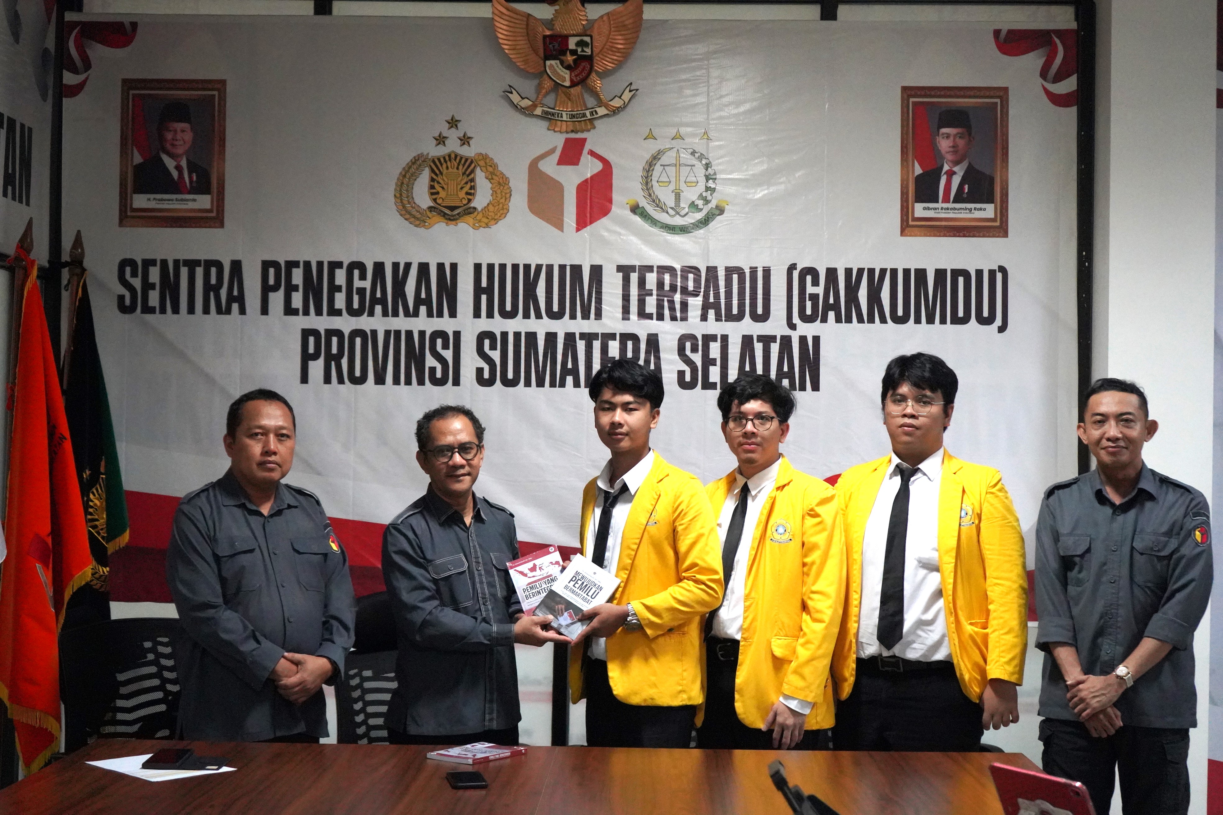 Foto Bersama Pimpinan Bawaslu Sumsel dan Mahasiswa Fakultas Hukum Universitas Sriwijaya