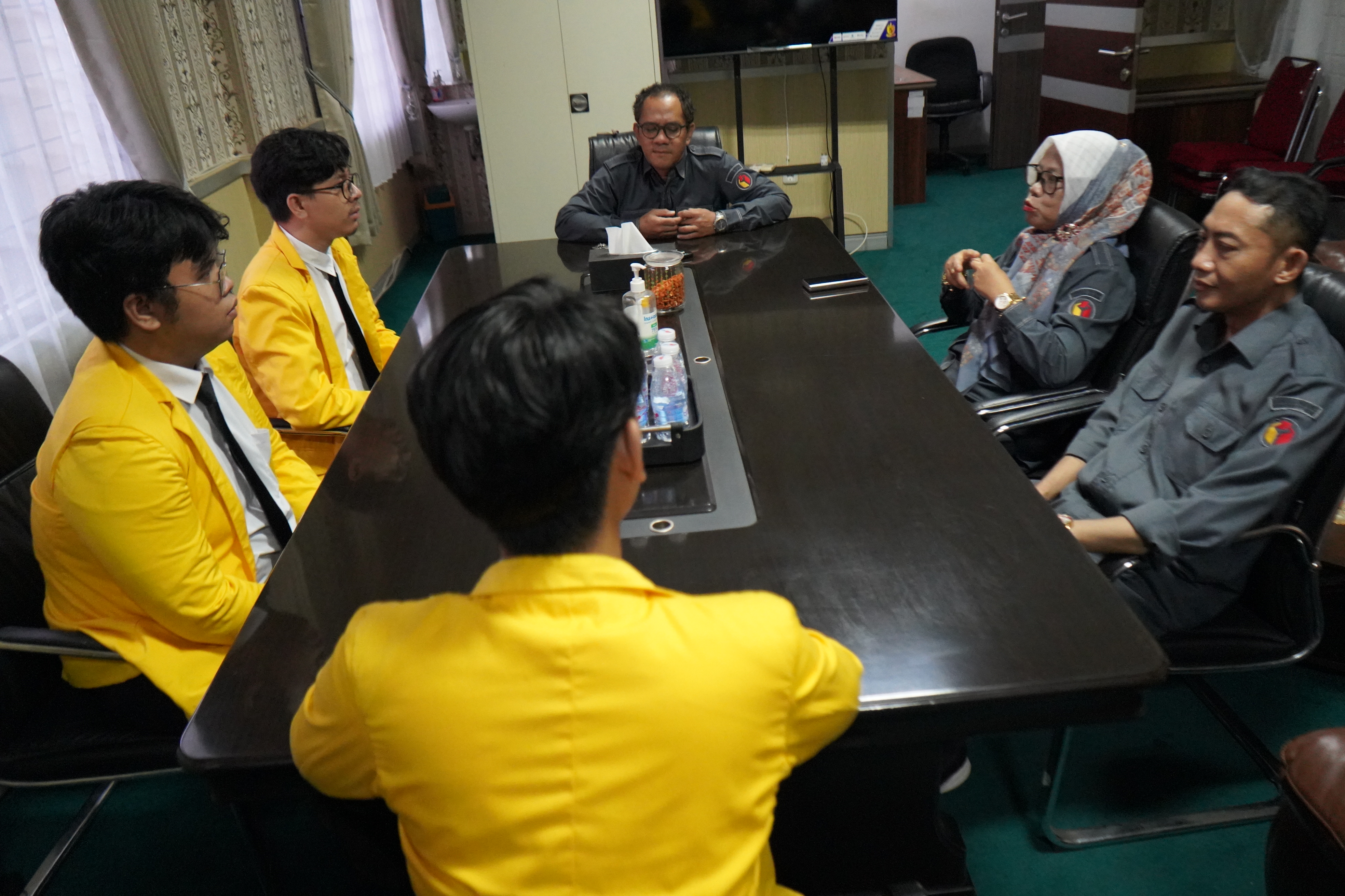 Arahan Pimpinan Bawaslu Sumsel saat menerima tiga mahasiswa Ilmu Hukum Universitas Sriwijaya yang akan melakukan Kuliah Kerja Lapangan (KKL) di Bawaslu Sumsel, Senin (15/6/2026).