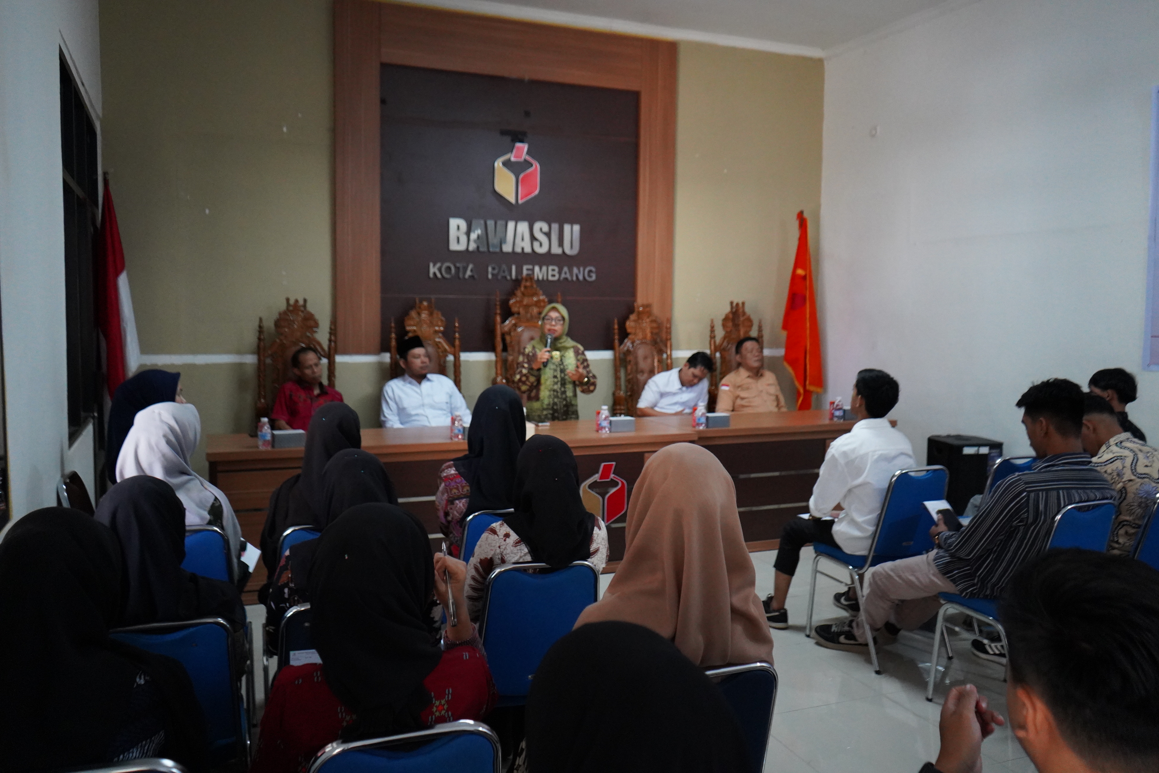 Koordinator Divisi Pencegahan, Partisipasi Masyarakat, dan Hubungan Masyarakat Bawaslu Sumsel, Massuryati saat memberikan arahan sekaligus membuka kegiatan Pendidikan Pengawas Partisipatif (P2P) tatap muka tahun 2026 di kantor Bawaslu kota Palembang, Kamis (18/6/2026).