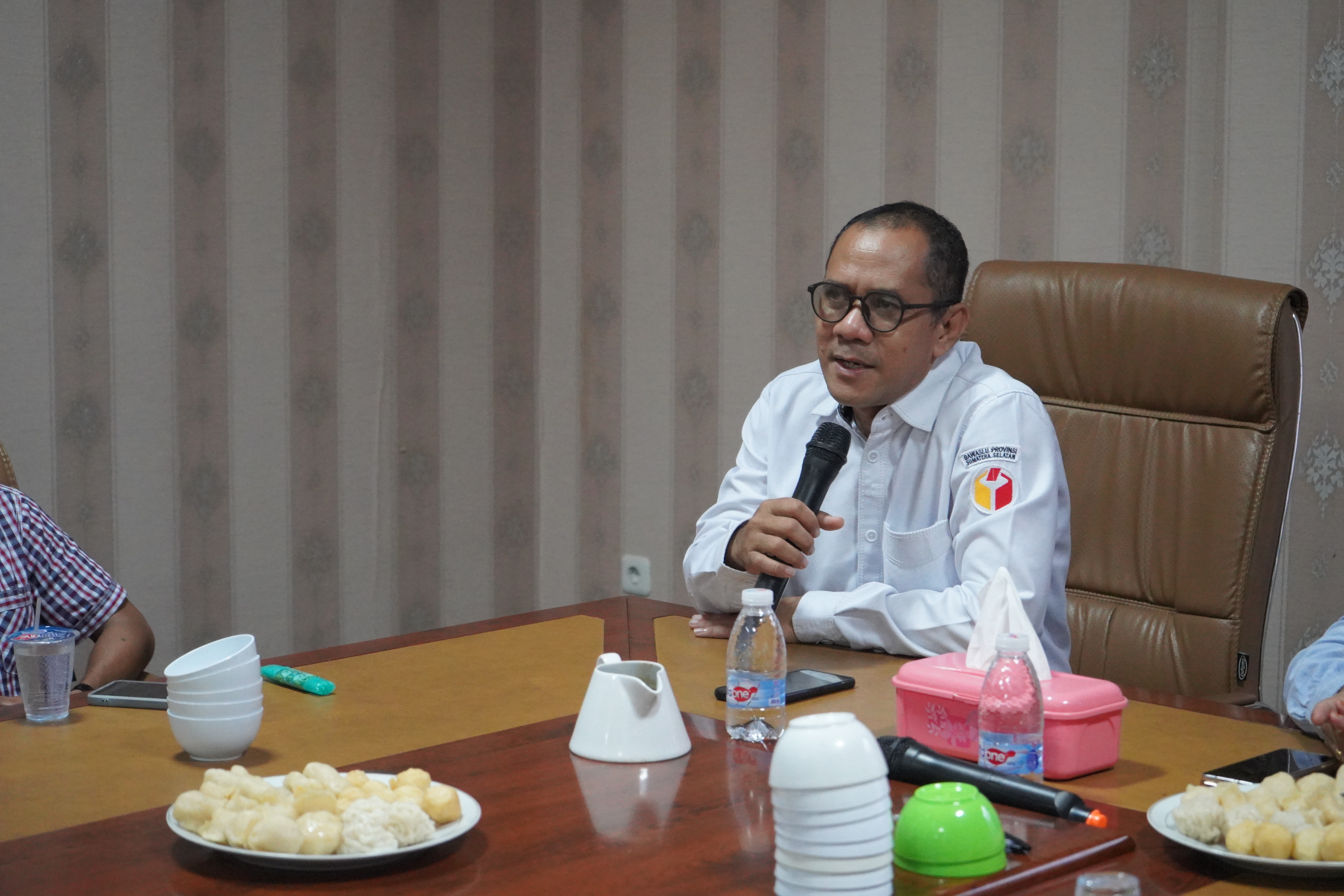 Arahan Plt. Ketua Bawaslu Sumsel selaku Koordinator Divisi Penanganan Pelanggaran, Data dan Informasi Dr. Ahmad Naafi, S.H., M.Kn saat melakukan rapat terkait persiapan monitoring dan evaluasi keterbukaan informasi publik tahun 2026 bersama Kepala Bagian yang membidangi Data dan Informasi beserta staf, Kamis (9/7/2026). 