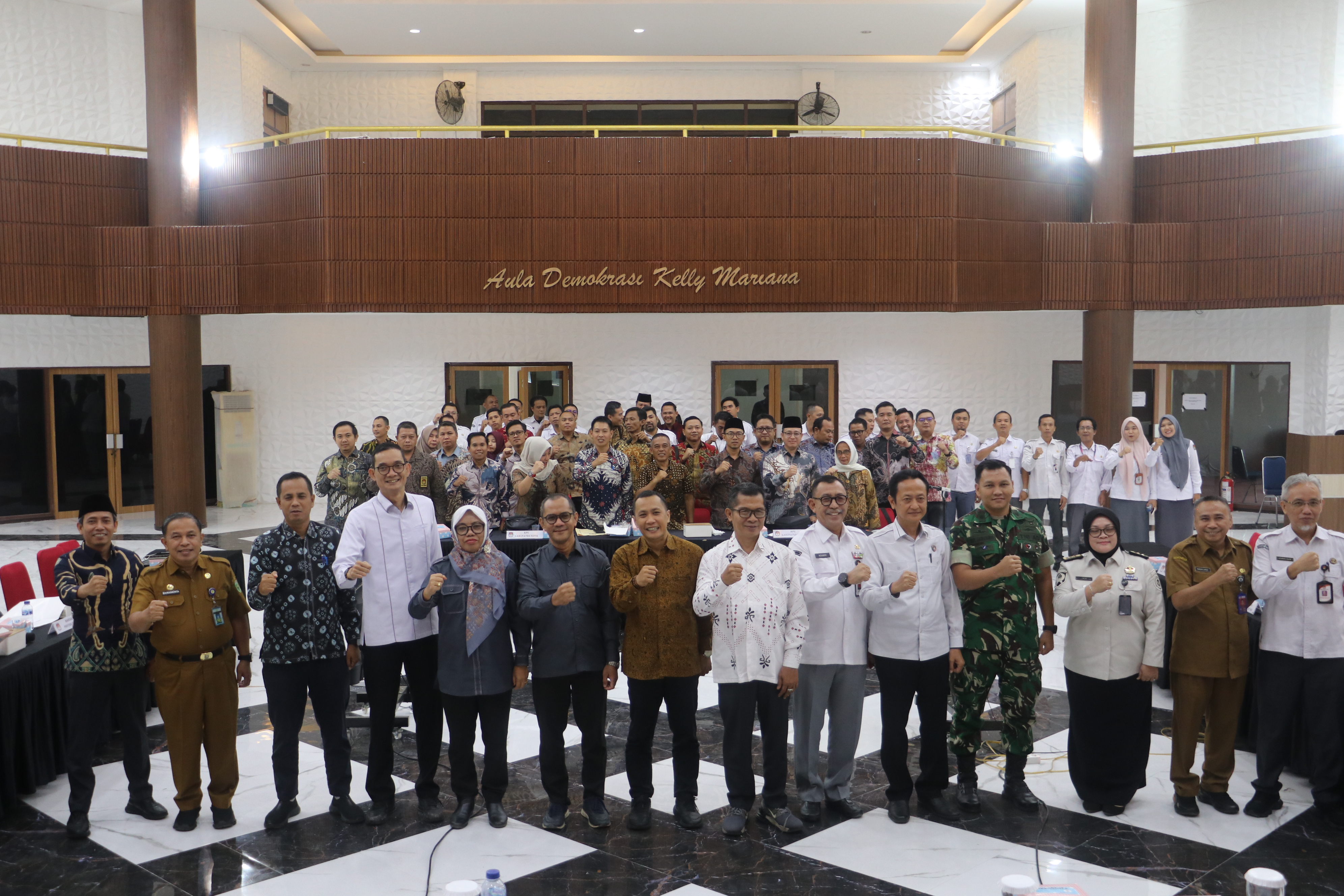 Foto bersama dalam kegiatan Rapat Pleno Rekapitulasi Pemutakhiran Data Pemilih Berkelanjutan (PDPB) Semester I Tahun 2026 yang digelar di Aula KPU Sumsel, Senin (6/7/2026).
