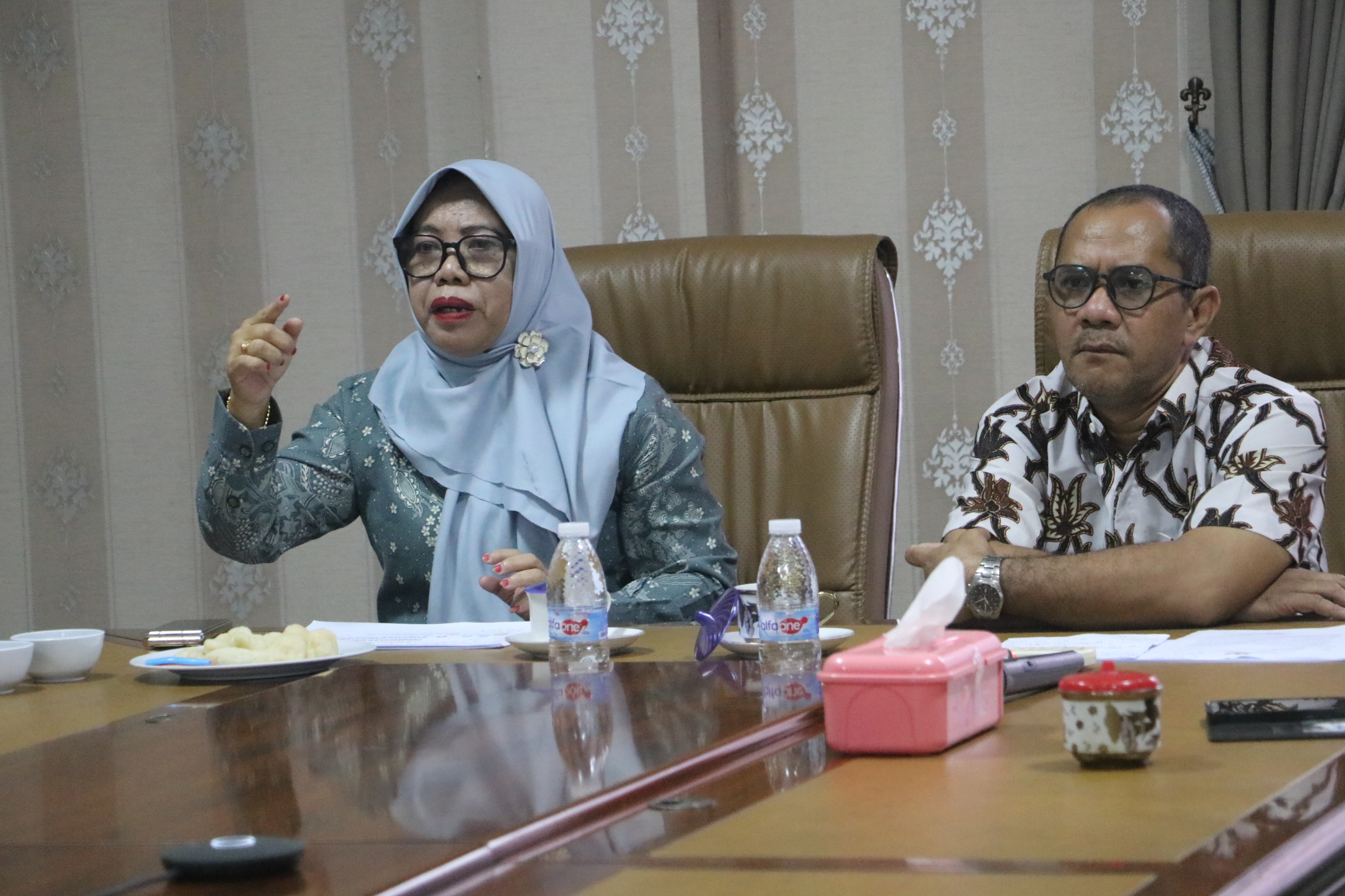 Koordinator Divisi Pencegahan, Partisipasi Masyarakat, dan Hubungan Masyarakat Bawaslu Sumsel, Massuryati saat memberikan arahan pada kegiatan Penguatan Kapasitas Pelayanan Informasi Publik: Monitoring Evaluasi Keterbukaan Informasi Publik pada Bawaslu Kabupaten/Kota Tahun 2026, Kamis (9/7/2026). 