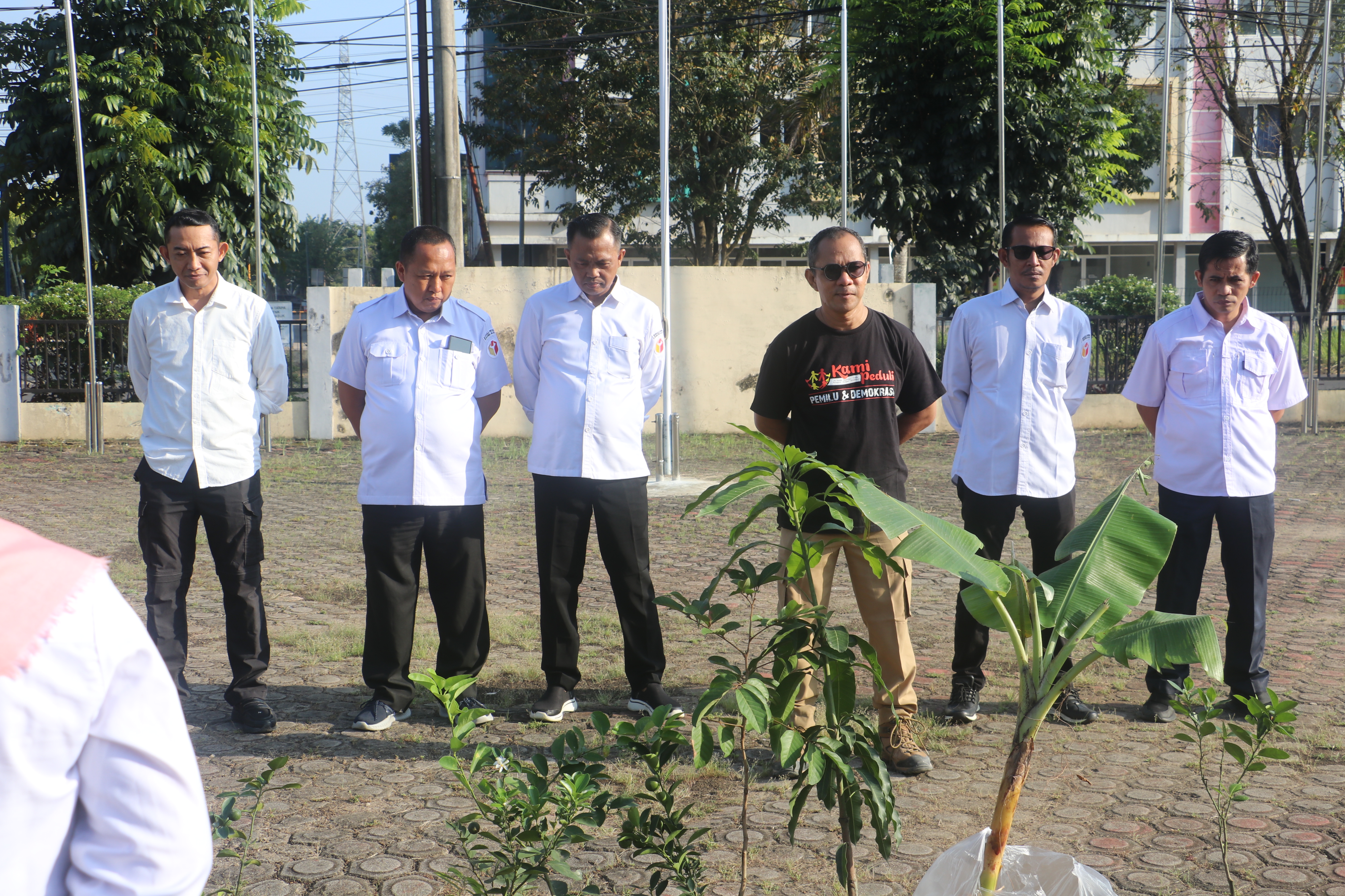 Plt Ketua Bawaslu Sumsel saat menyampaikan arahanya dalam kegiatan Penanaman Buah dan Sayuran atau Tanaman Hortikultura di Lingkungan Sekretariat Bawalsu Provinsi Sumatera Selatan, Rabu (15/07/2026). 