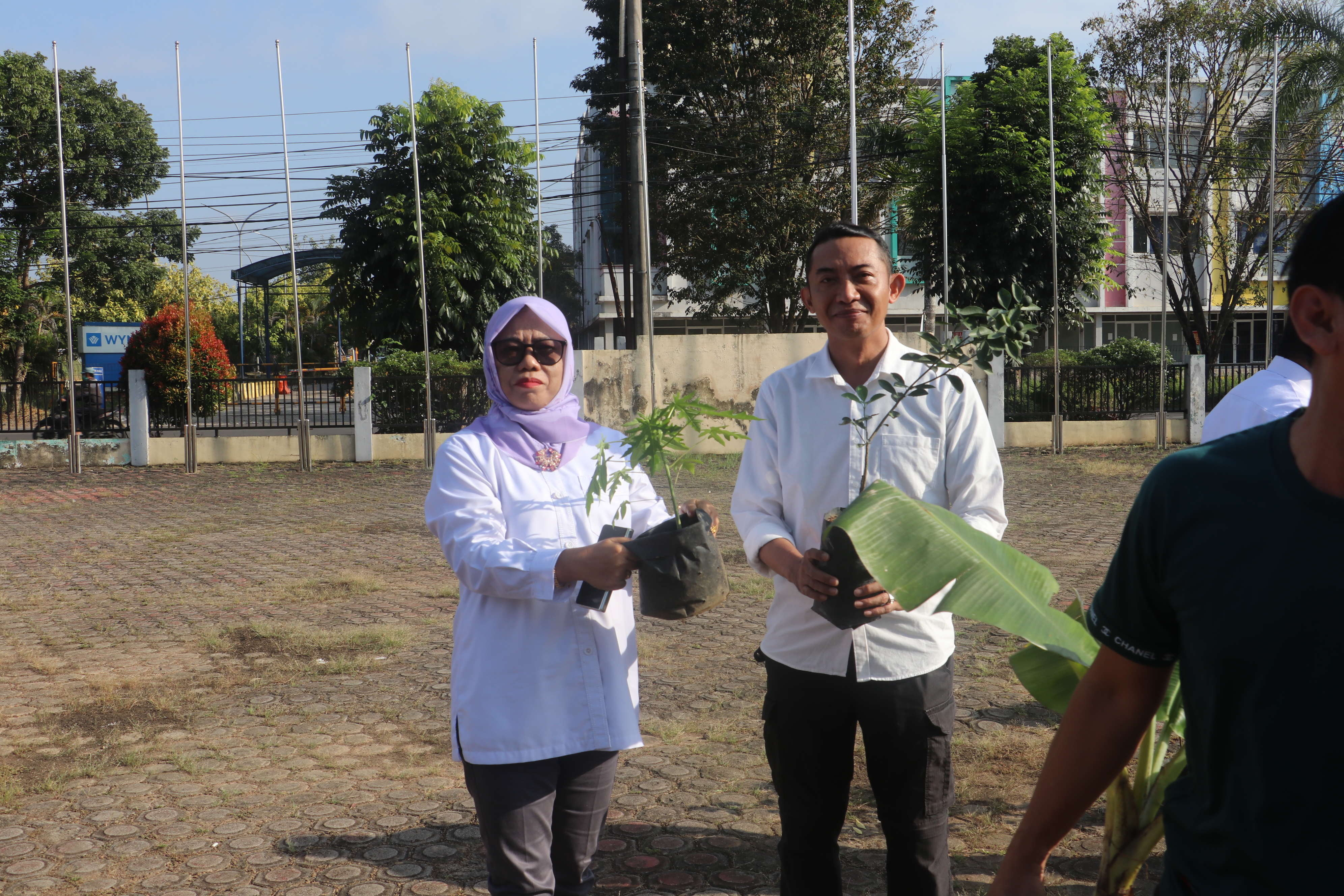 Anggota Bawaslu Sumsel Massuryati saat menghadiri kegiatan Penanaman Buah dan Sayuran atau Tanaman Hortikultura di Lingkungan Sekretariat Bawaslu Provinsi Sumatera Selatan, Rabu (15/07/2026). 