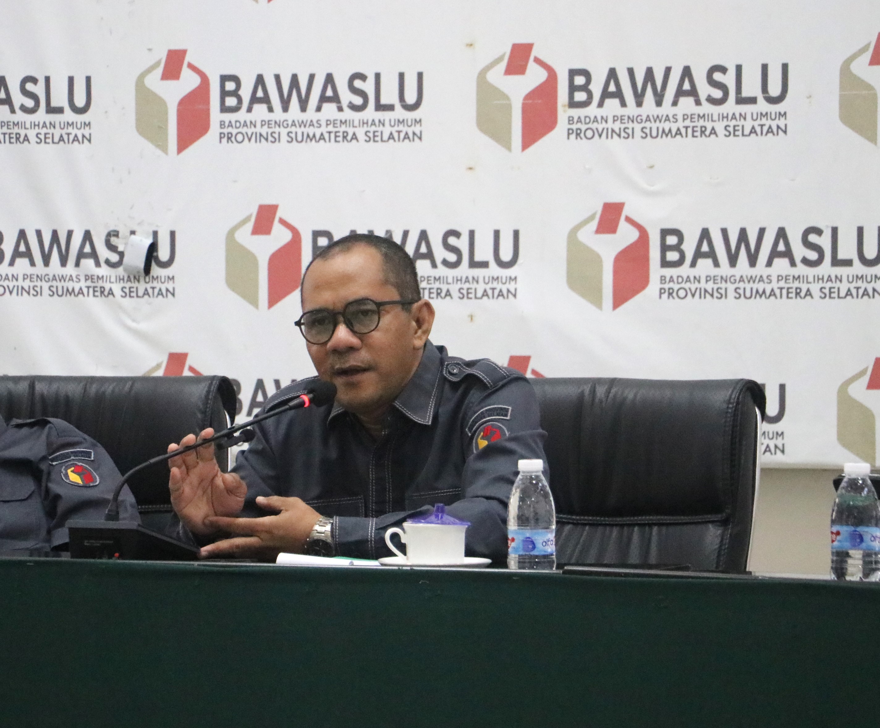 Plt Bawaslu Sumsel Ahmad Naafi saat memberikan arahan saat Rapat Dalam Kantor (RDK) bertajuk Evaluasi Pelaksanaan Pendidikan Pengawas Partisipatif Tahun 2026 sekaligus membahas Persiapan Pemutakhiran Daftar Pemilih Berkelanjutan (PDPB) semester pertama tingkat provinsi. Kegiatan berlangsung di ruangan auditorium Bawaslu Sumsel, Senin (29/6/2026).