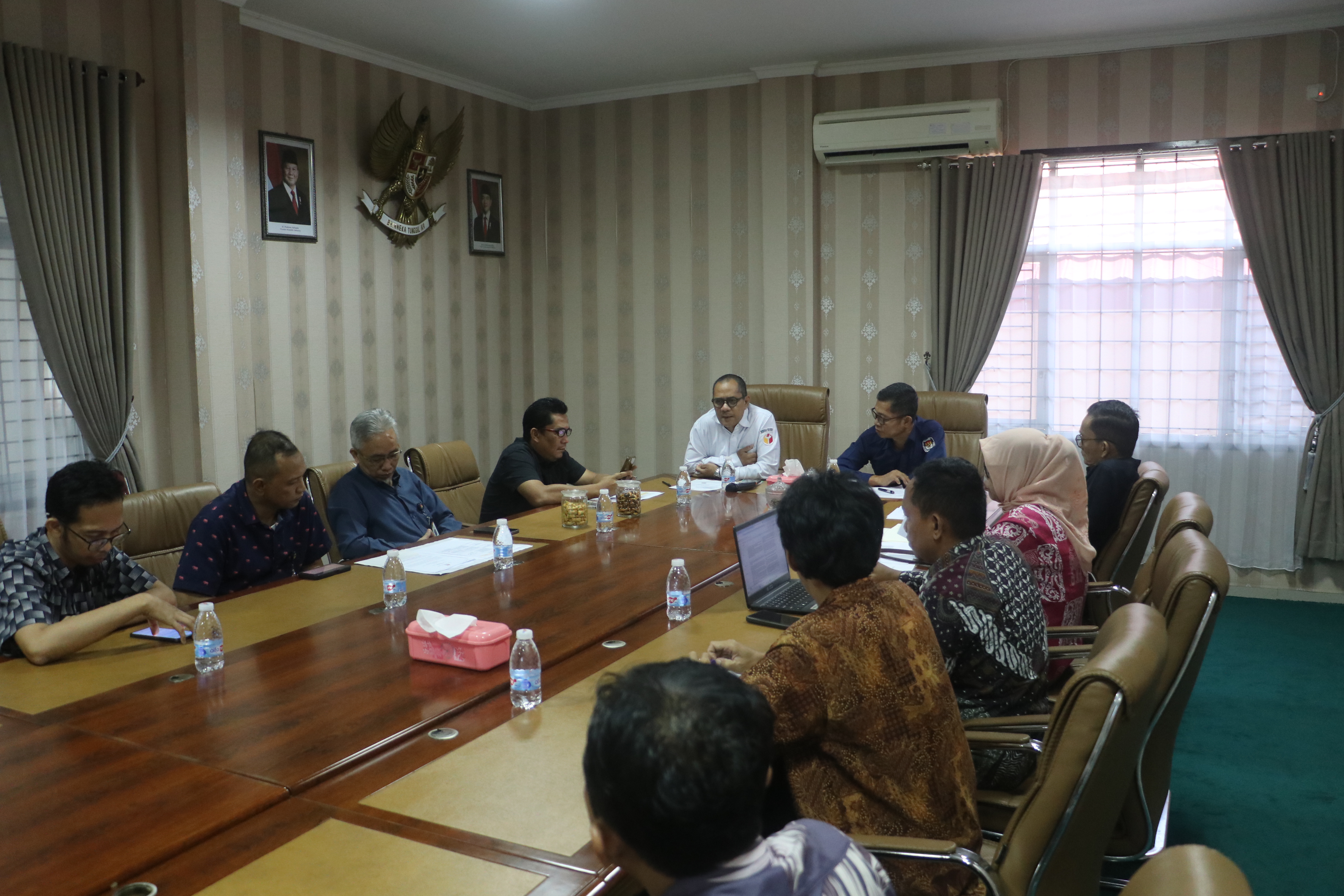 Plt ketua Bawaslu Sumsel Ahmad Naafi memberikan sambutan saat menerima kunjungan audiensi dari KPU Sumsel, Kamis (2/7/2026).