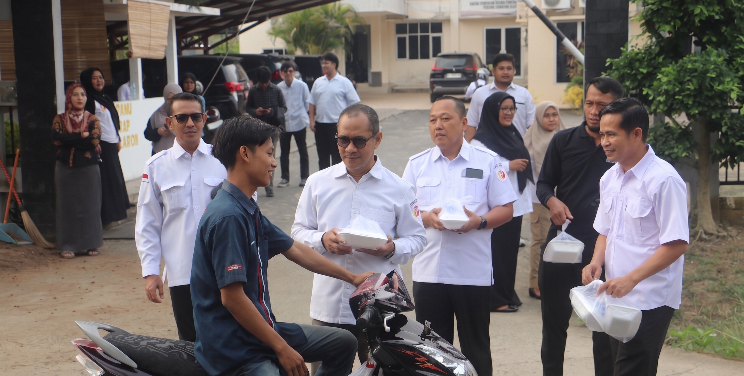 Bawaslu Sumsel berbagi kepada masyarakat saat kegiatan Jumpa Berlian di lingkungan Sekretariat Bawaslu Provinsi Sumatera Selatan, Rabu (8/7/2026).