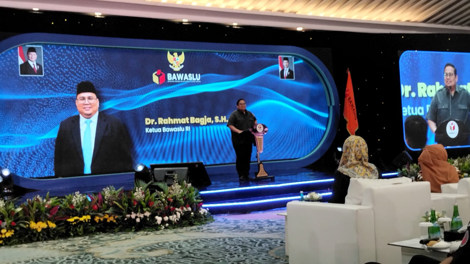 Pimpinan Bawaslu Sumsel saat menghadiri kegiatan “Penguatan Kelembagaan Divisi Pencegahan, Parmas dan Humas, serta Evaluasi Prioritas Nasional PDPB Semester I Tahun 2026”, Senin (27/07/2026).
