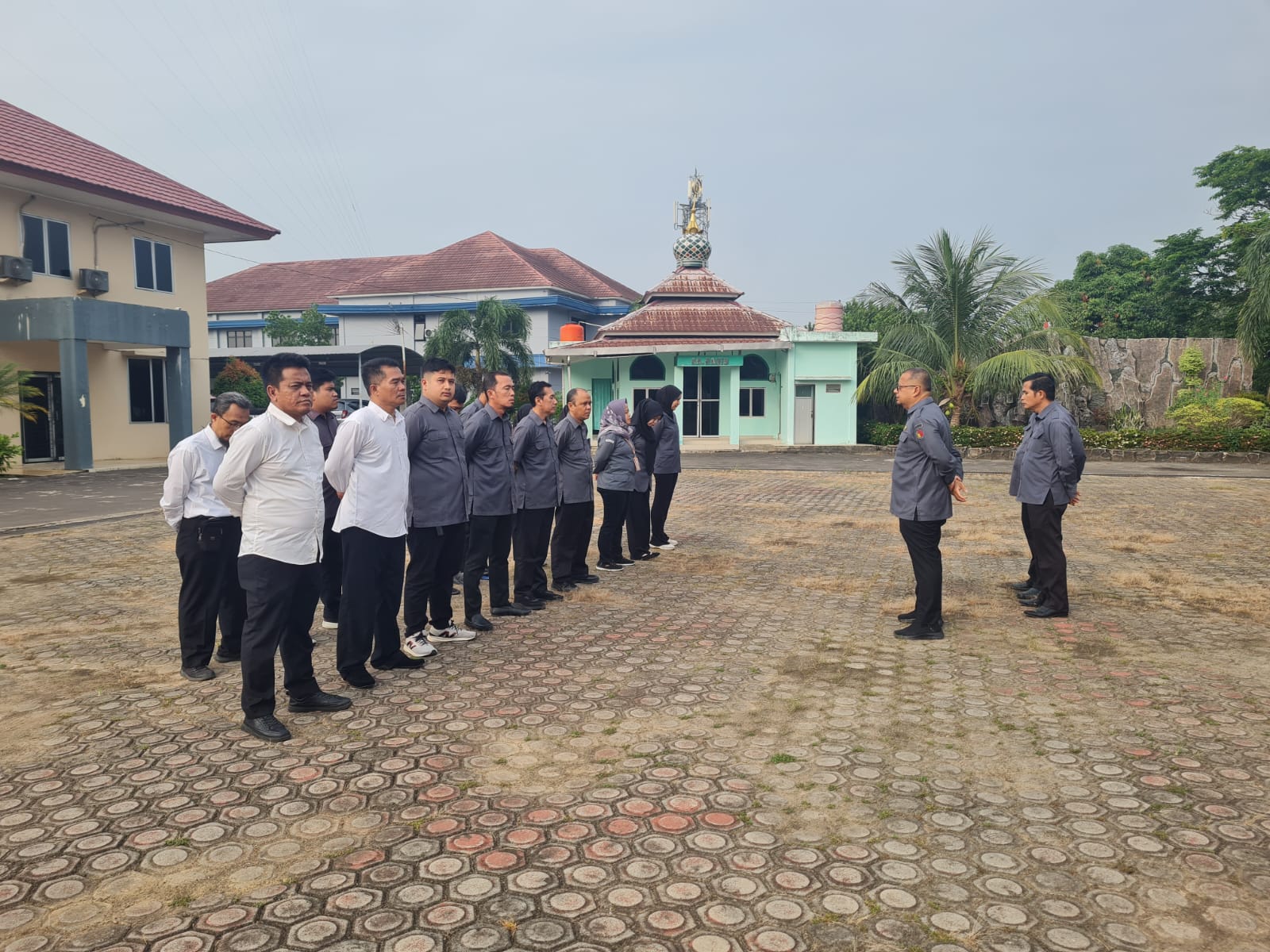 Kepala Sekretariat Bawaslu Sumsel saat memberikan arahan dalam amanatnya pada Apel Pagi, Senin 20 Juli 2026.