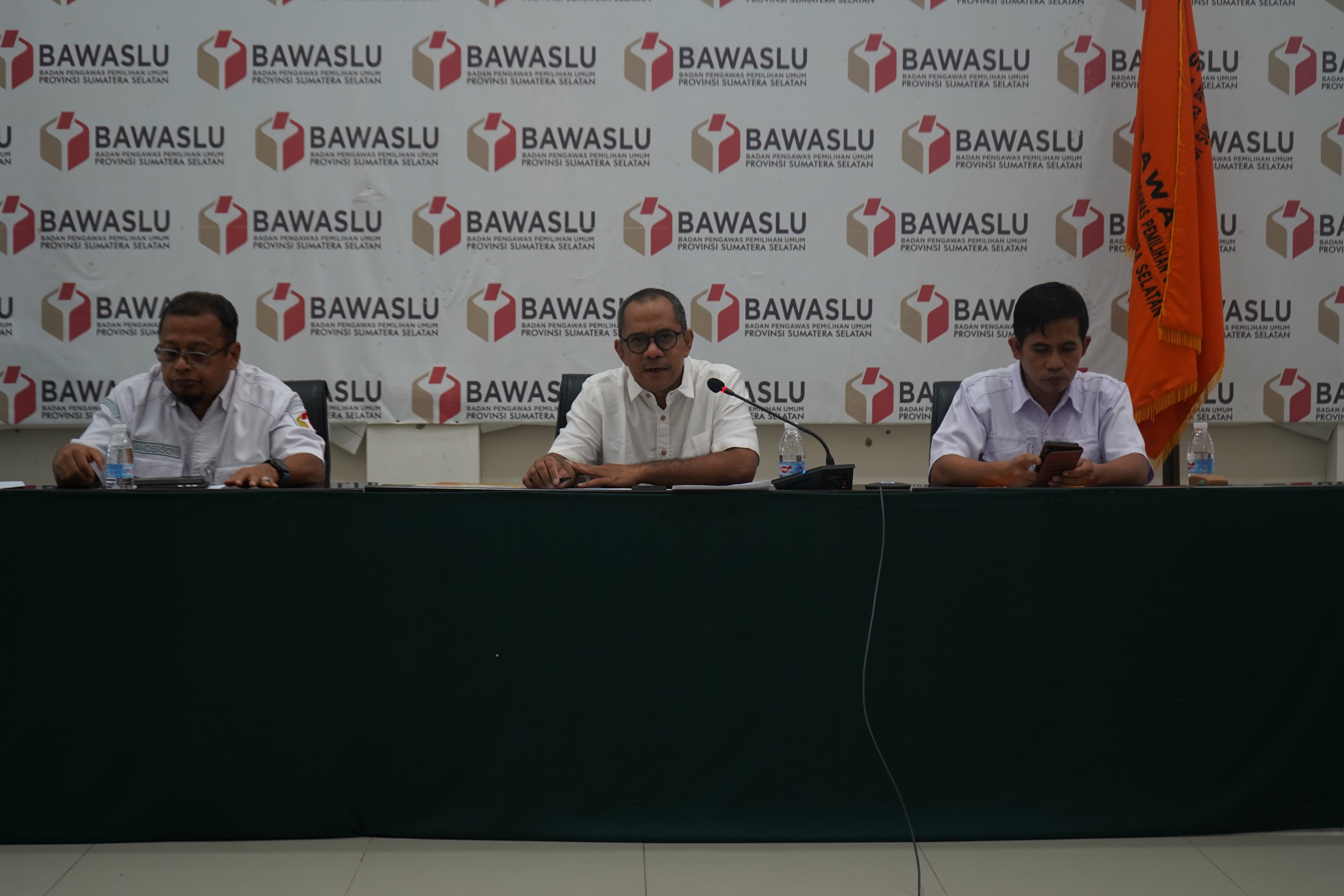Plt Ketua Bawaslu Sumsel, Ahmad Naafi, memberikan sambutannya pada kegiatan orientasi Pegawai Pemerintah dengan Perjanjian Kerja (PPPK) di lingkungan Bawaslu se-Sumatera Selatan, Kegiatan berlangsung di ruangan Auditorium Bawaslu Sumsel secara luring dan Daring melalui zoom meeting, Rabu (26/08/2026).