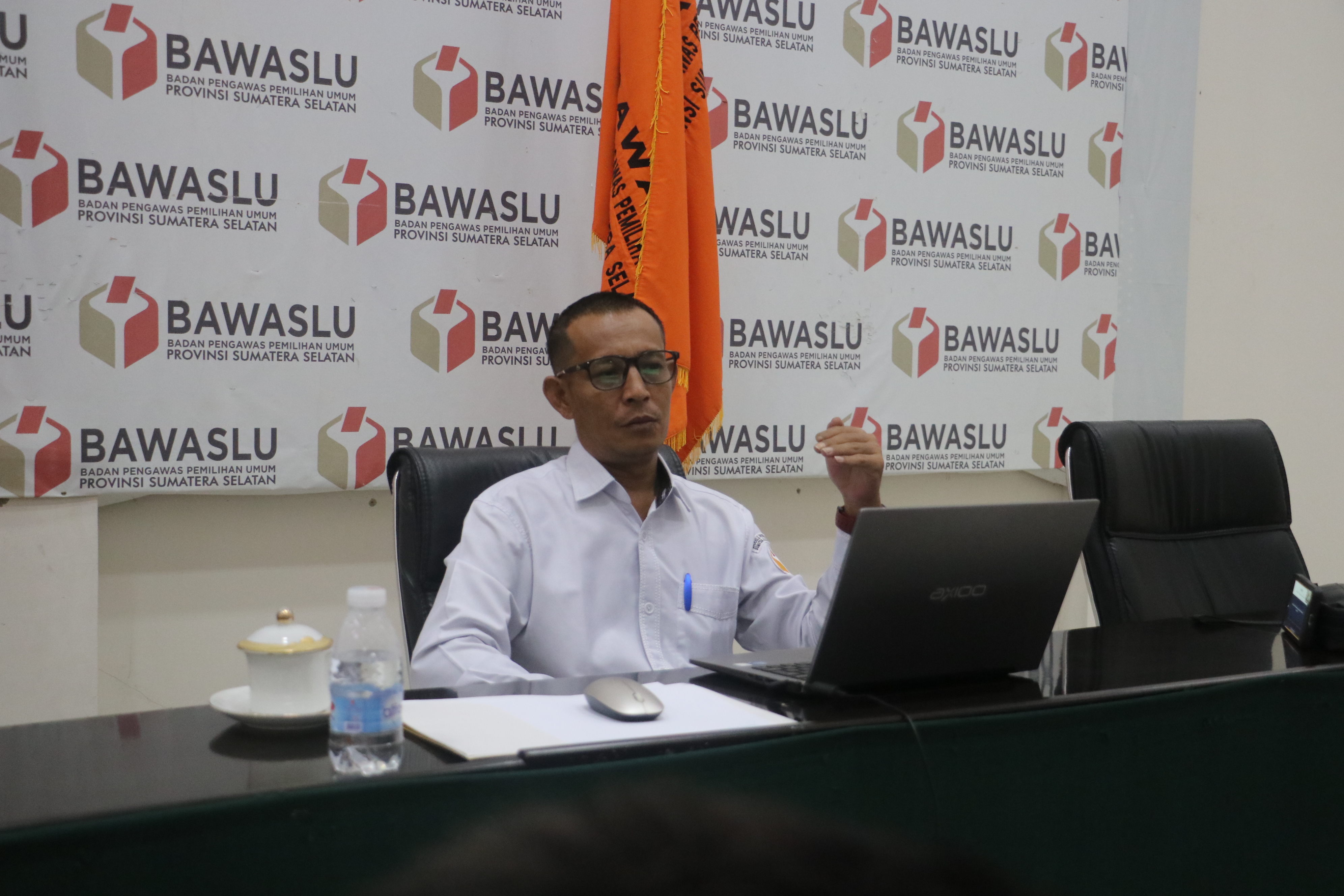 Koordinator Divisi Sumber Daya Manusia, Organisasi, Pendidikan dan Pelatihan Bawaslu Provinsi Sumatera Selatan, Ardiyanto. saat memberikan materi pada kegiatan Orientasi Pegawai Pemerintah dengan Perjanjian Kerja/PPPK Tahun 2026 secara daring, Rabu, (22/07/2026).