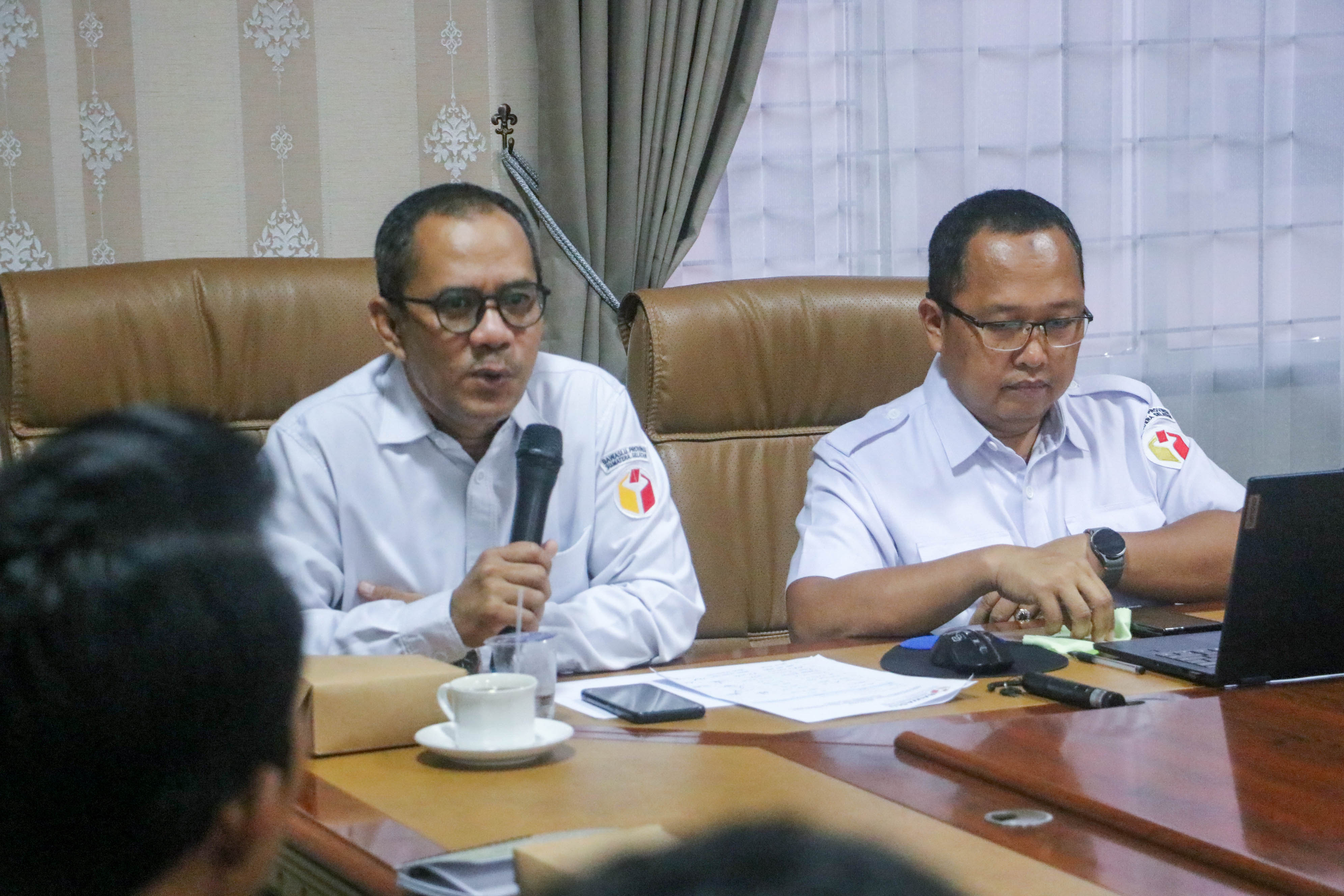 Plt. Ketua Bawaslu Sumsel, Ahmad Naafi, saat memberikan sambutan pada kegiatan osialisasi ajang Kompetisi Debat Penegakan Hukum Pemilu VI Antar Perguruan Tinggi Tahun 2026 di kantor Bawaslu Sumsel, Rabu (22/7/2026).