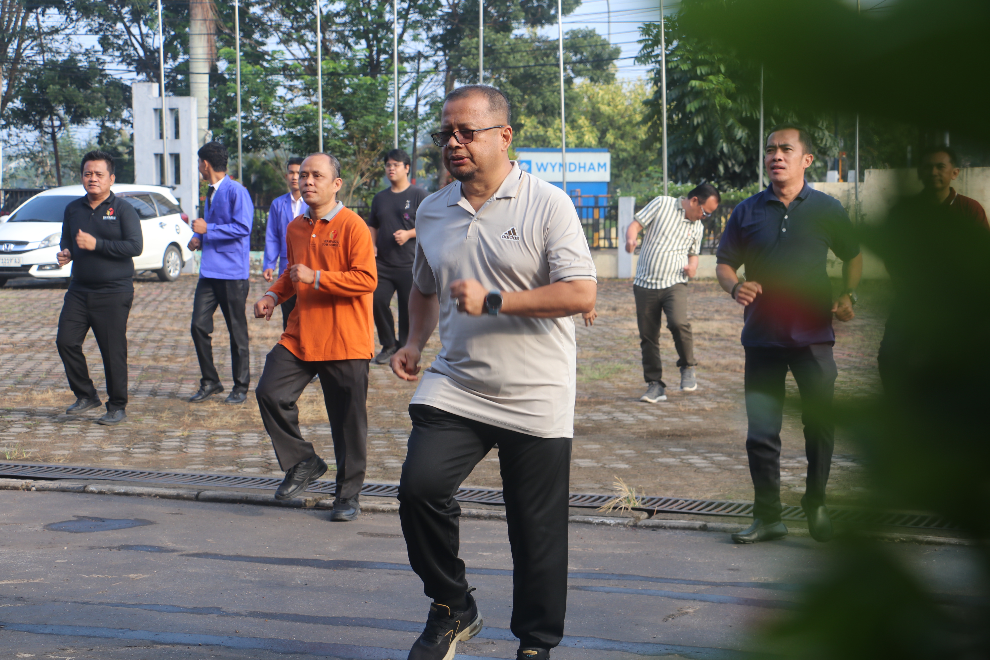 Jajaran Sekretariat Bawaslu Sumsel saat melaksanakan Senam bersama.