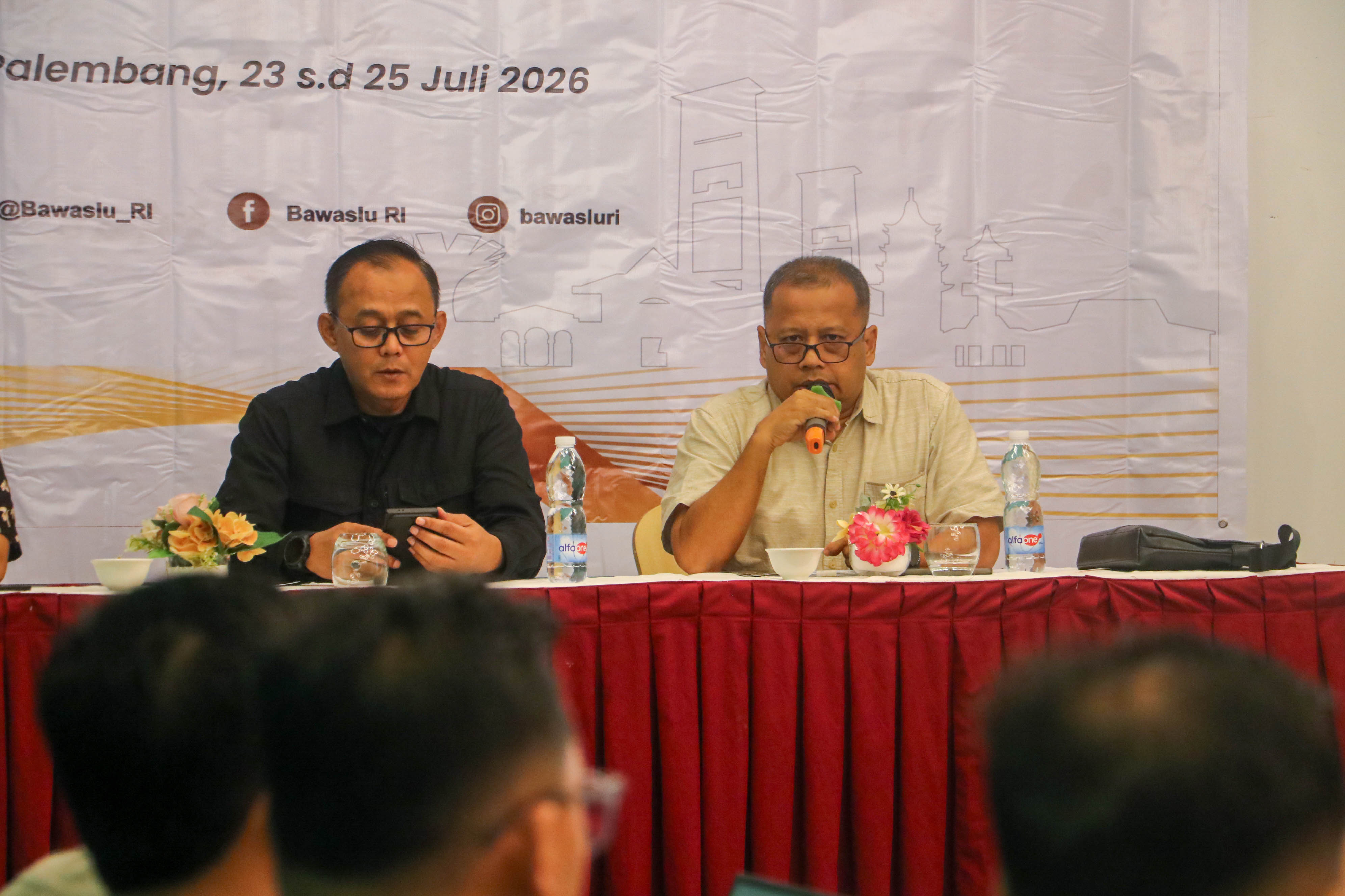 Kepala Sekretariat Bawaslu Sumsel memberikan arahan pada saat Rapat Verifikasi Faktual Usulan Pembentukan UKM di Lingkungan Bawaslu", yang di selenggarakan di The Zuri Hotel Palembang, Jum'at (24/07/2026). 