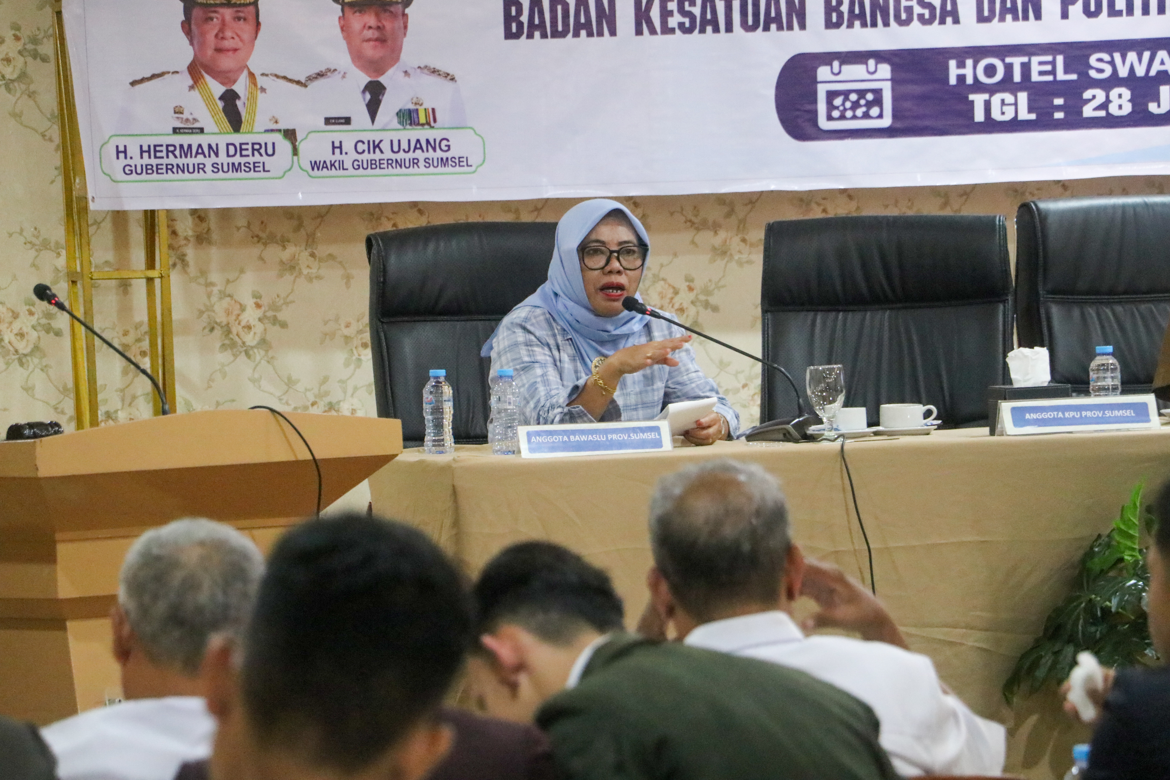 Massuryati saat menjadi narasumber dalam Kegiatan Pendidikan Politik dan Peningkatan Demokrasi dengan tema Pemilih Pemula Peduli Data: Wujudkan Pemilu Bersih Lewat Pemutakhiran Pemilih Berkelanjutan oleh Badan Kesatuan Bangsa dan Politik Provinsi Sumatera Selatan di Hotel Swarna Dwipa, Selasa (28/7/2026). 