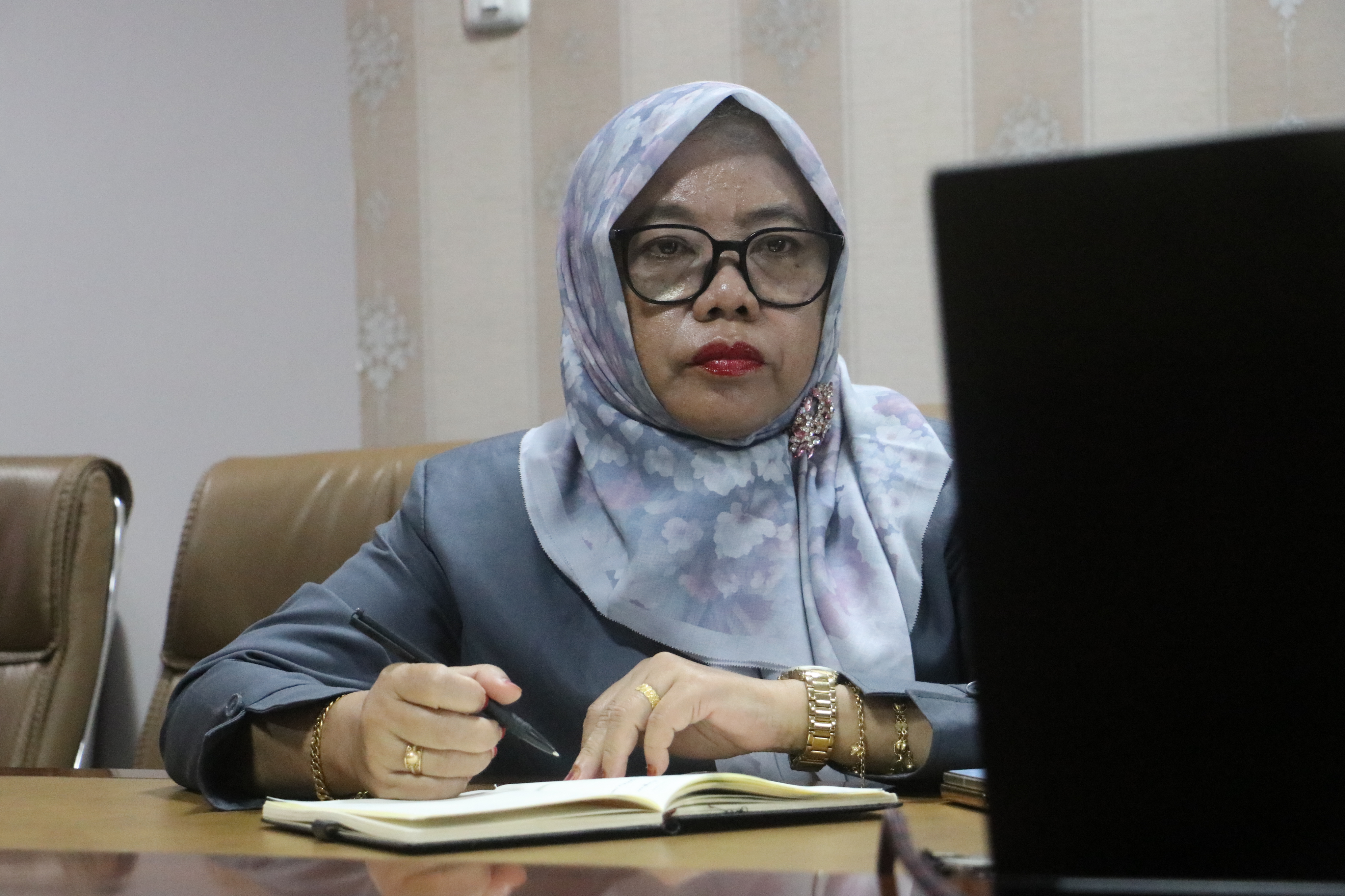 Koordinator Divisi Pencegahan, Partisipasi Masyarakat, dan Hubungan Masyarakat Bawaslu Sumsel, Massuryati, saat mengikuti kegiatan Sosialisasi Surat Edaran (SE) Nomor 23 Tahun 2026 secara daring di Ruang Rapat Bawaslu Sumsel, Senin (3/8/2026). 