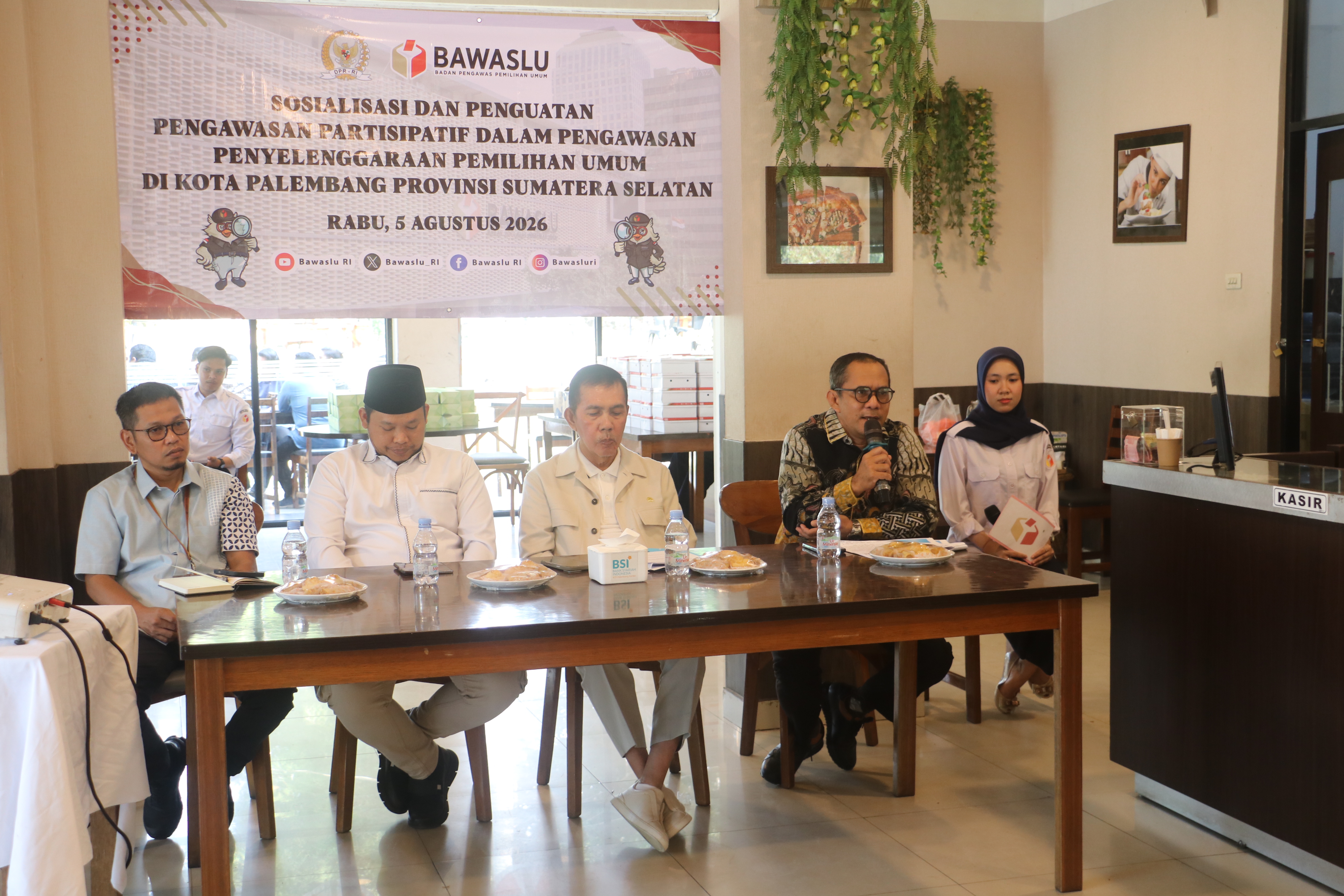 Plt. Ketua Bawaslu Sumsel saat memberikan sambutan sekaligus membuka kegiatan sosialisasi dan penguatan pengawasan partisipatif yang digelar Bawaslu RI di Tamken Resto & Café, Palembang, Rabu (5/8/2026).