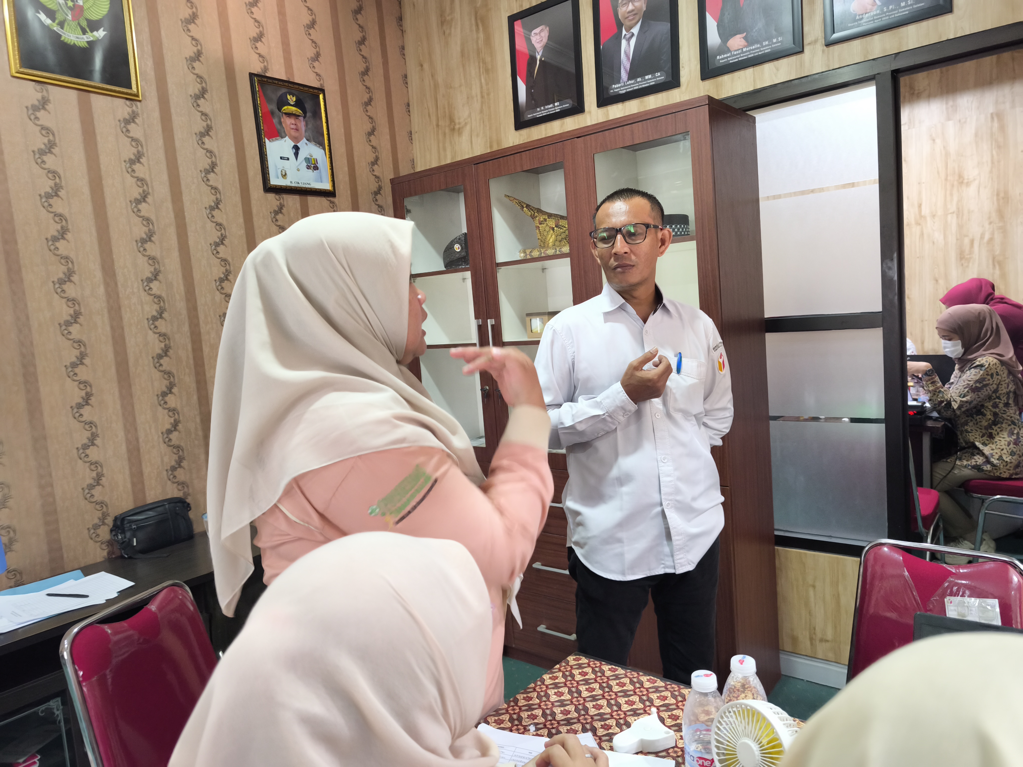 Koordinator Divisi SDM, Organisasi, Pendidikan, dan Pelatihan Bawaslu Sumsel, Ardiyanto, saat memantau kegiatan  program pemeriksaan kesehatan gratis bagi jajaran pegawai Bawaslu Sumsel di Kantor Sekretariat Bawaslu Sumsel, Rabu (22/7/2026). 