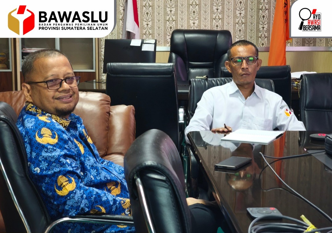 Anggota Bawaslu Sumsel dan Sekretariat Bawaslu Sumsel saat menghadiri kegiatan Sosialisasi IKK 2026 secara daring, Rabu (23/07/2026).