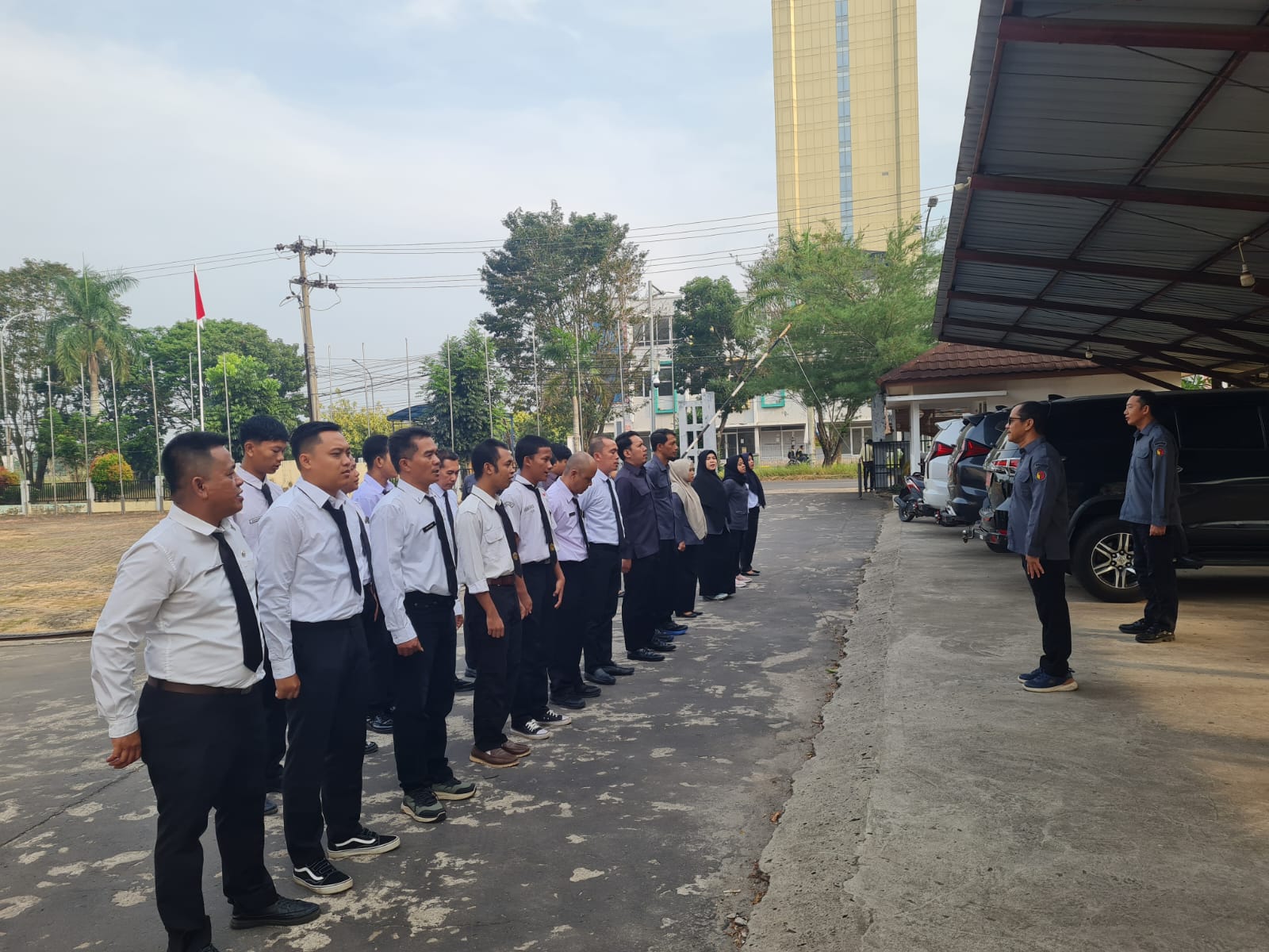 Plt. Ketua Bawaslu Sumsel memberikan arahan saat Apel Pagi, Senin (27/07/2026).