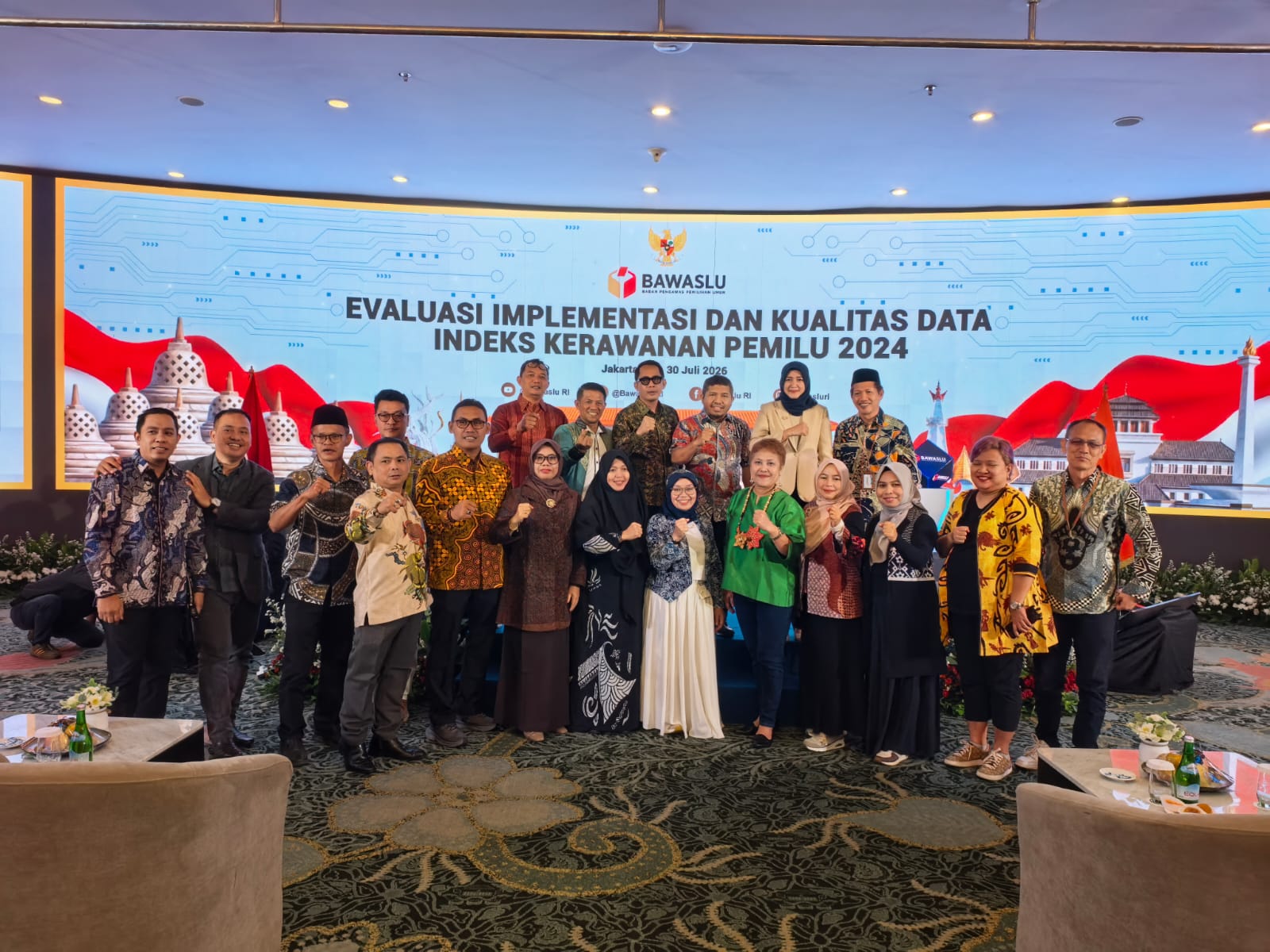 Foto bersama anggota Bawaslu Sumsel saat menghadiri kegiatan Evaluasi Implementasi dan Kualitas Data Indeks Kerawanan Pemilu (IKP) 2024 yang diselenggarakan oleh Bawaslu Republik Indonesia di Jakarta, Selasa (28/7/2026). 