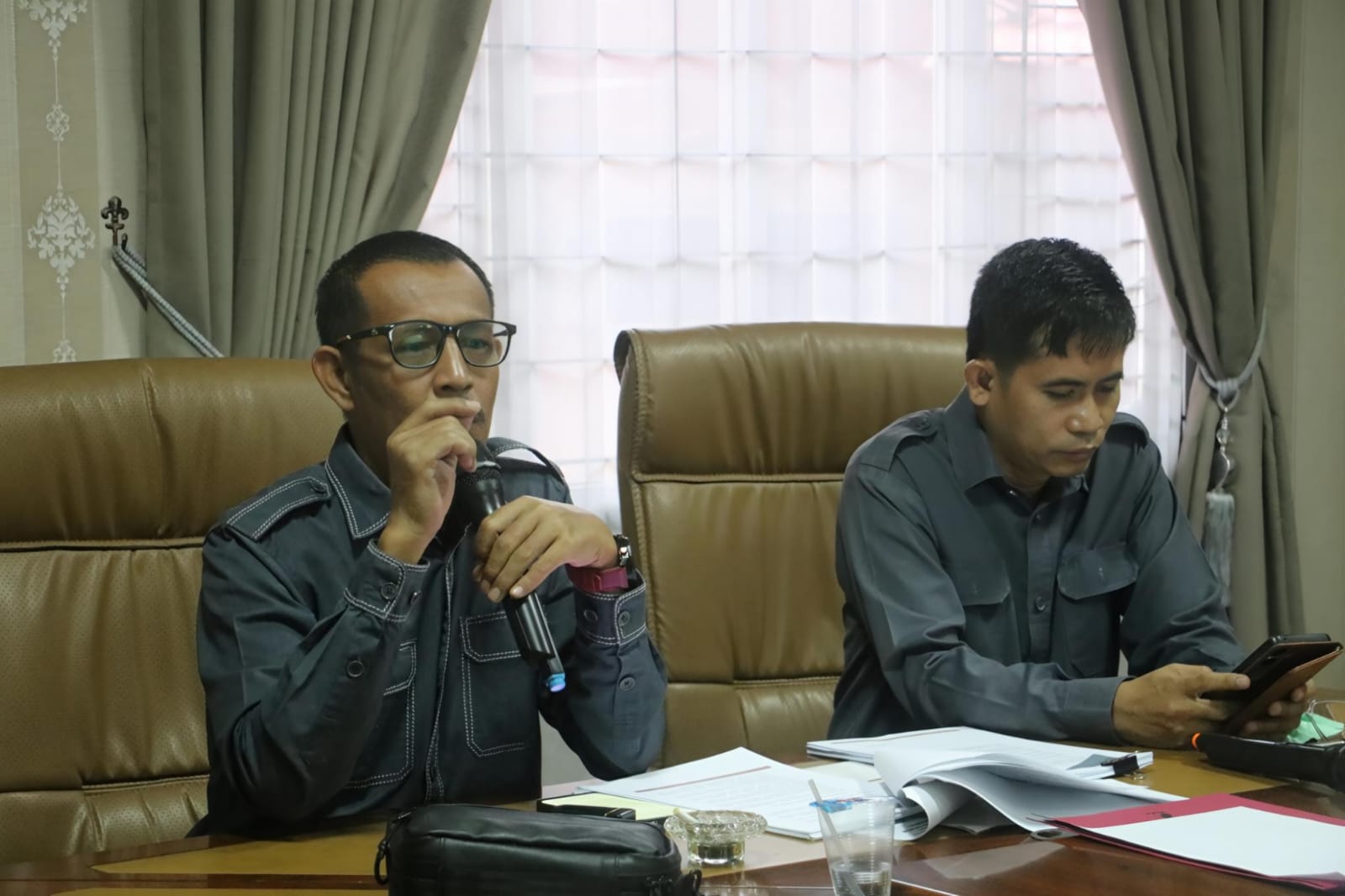 Anggota Bawaslu Sumsel saat memberikan arahan pada jajaran Sekretariat Bawaslu Sumsel pada saat rapat penyusunan Indikator Kinerja Utama (IKU) di Ruang Rapat Bawaslu Sumsel, Senin (10/8/2026).