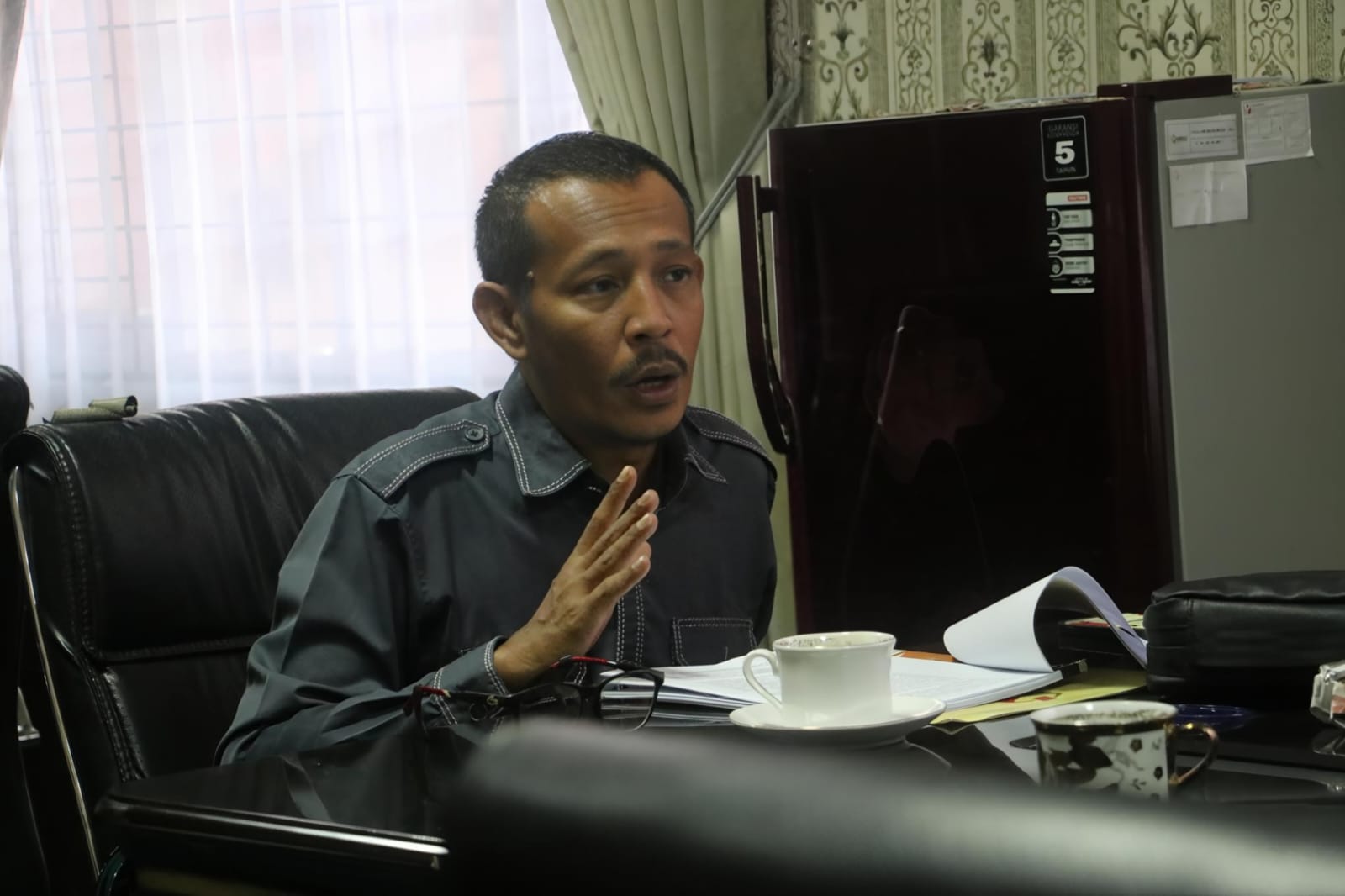 Anggota Bawaslu Sumsel memberikan arahan saat rapat lanjutan persiapan Bawaslu Membelajarkan Vol. II di ruang Ketua Bawaslu Sumsel, Selasa (11/8/2026). 