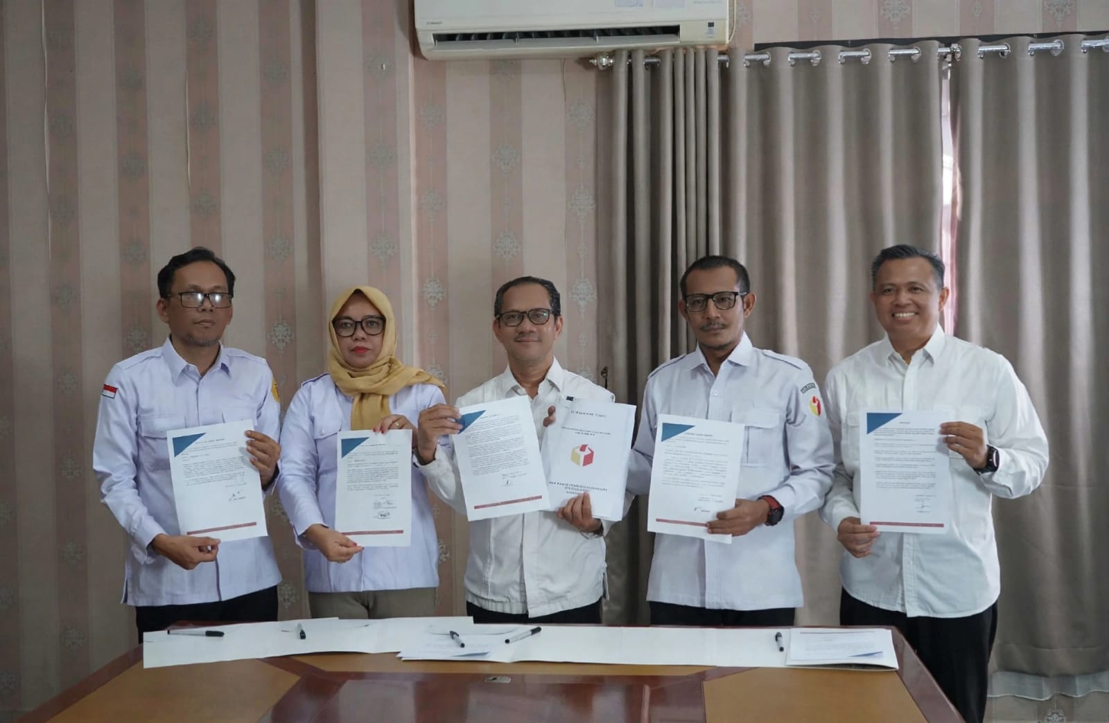 Foto bersama pimpinan Bawaslu Sumsel, setelah penandatanganan dokumen di Ruang Rapat Bawaslu Sumsel, Rabu (12/8/2026). 