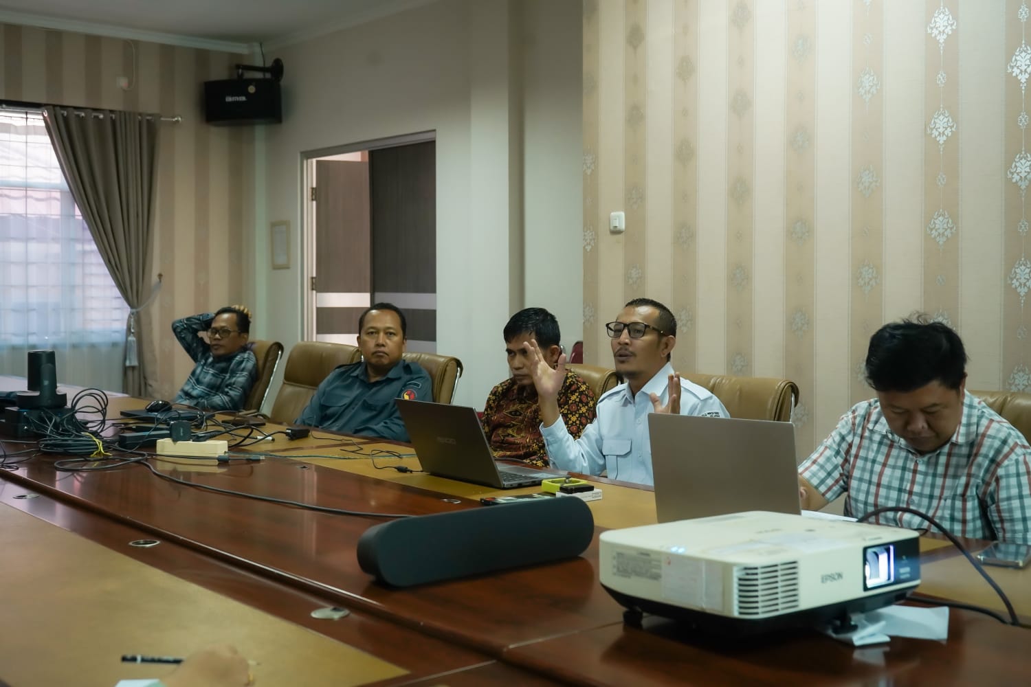 Bawaslu Sumsel membahas perkembangan kinerja pembuatan video Bawaslu Membelajarkan volume 2 yang dijelaskan oleh Ardiyanto Kamis (13/08/2026).