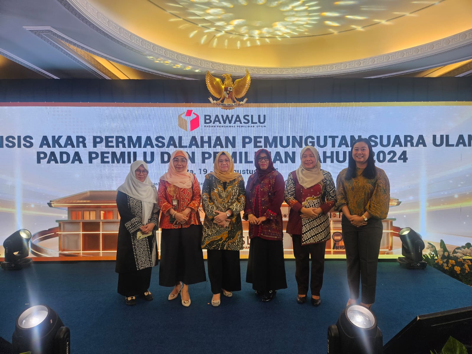 Anggota Bawaslu Sumsel Massuryati, foto bersama  saat  hadiri kegiatan Analisis Akar Permasalahan Pemungutan Suara Ulang Pada Pemilu dan Pemilihan Tahun 2024 di Jakarta, Rabu (19/8/2026). 
