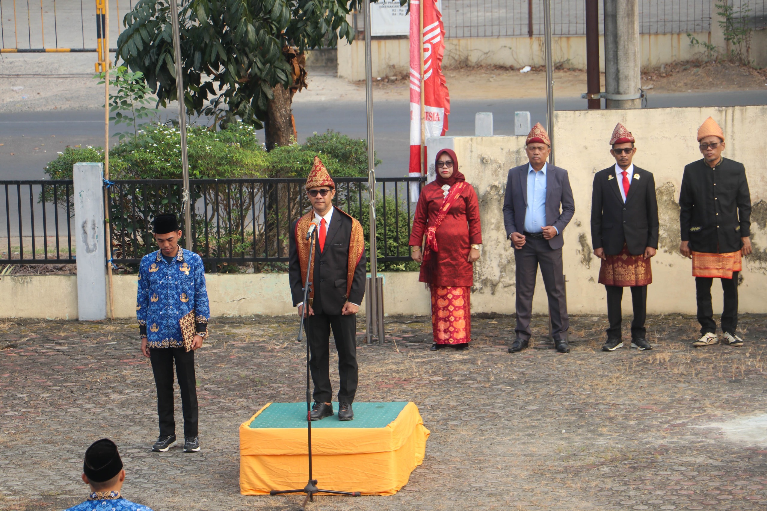 Plt. Ketua Bawaslu Sumsel saat menjadi pembina di Peringatan Hari Ulang Tahun ke-81 Kemerdekaan Republik Indonesia di Lingkungan Bawaslu Provinsi Sumatera Selatan, Senin (17/08/2026).
